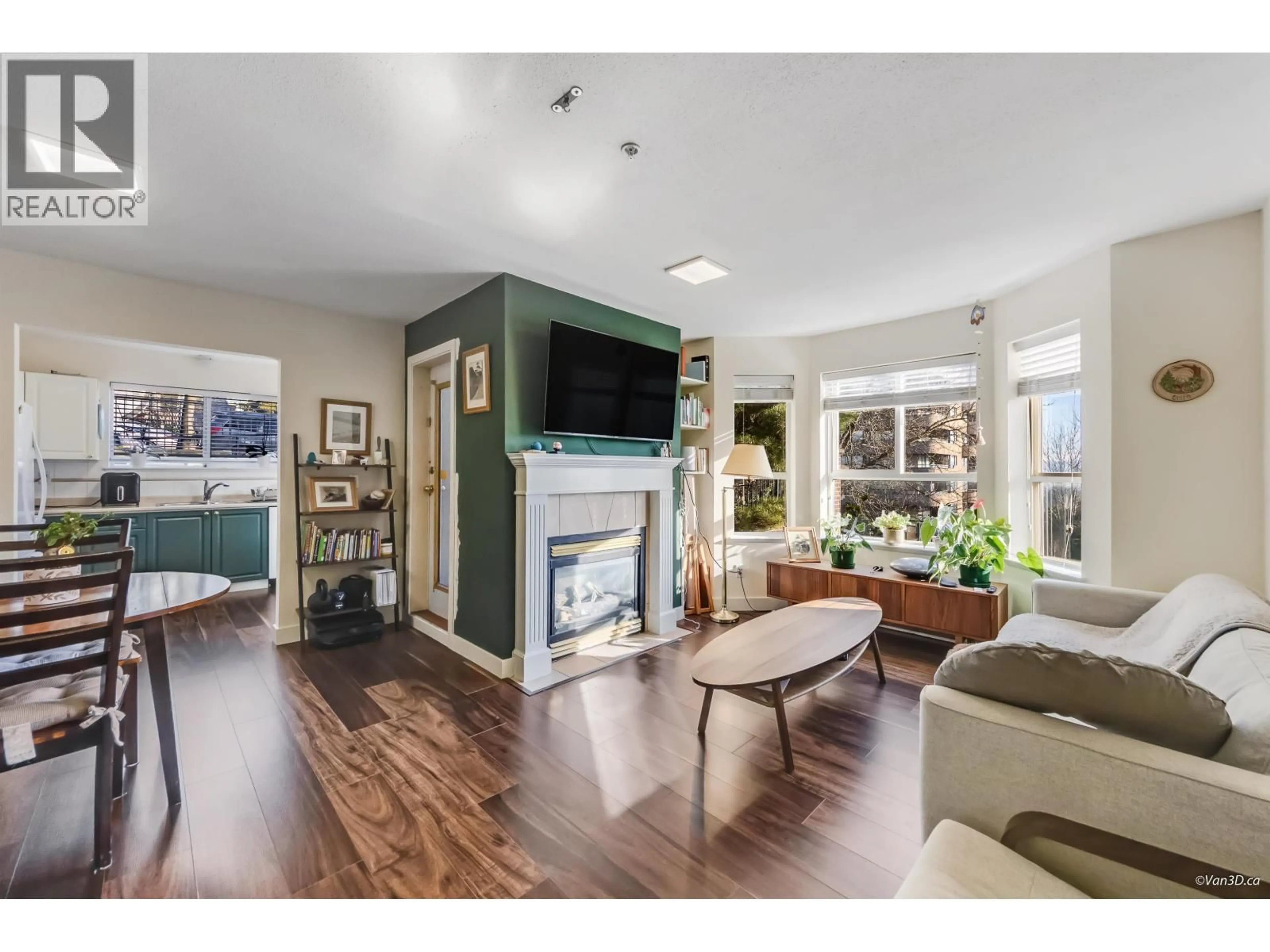 Living room with furniture, wood/laminate floor for 101 - 202 MOWAT STREET, New Westminster British Columbia V3M4B2