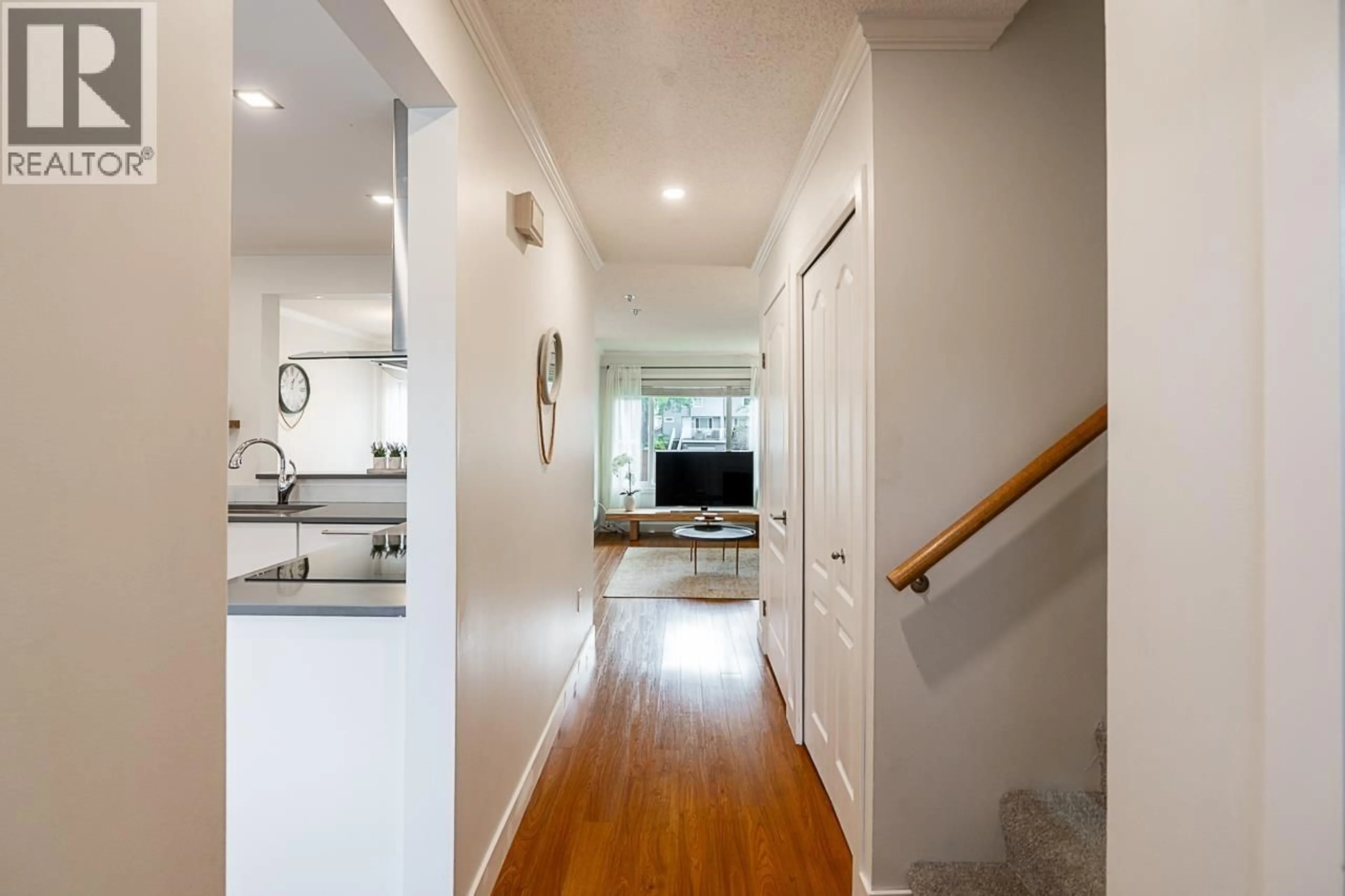 Indoor entryway for 475 LEHMAN PLACE, Port Moody British Columbia V3H3Z7