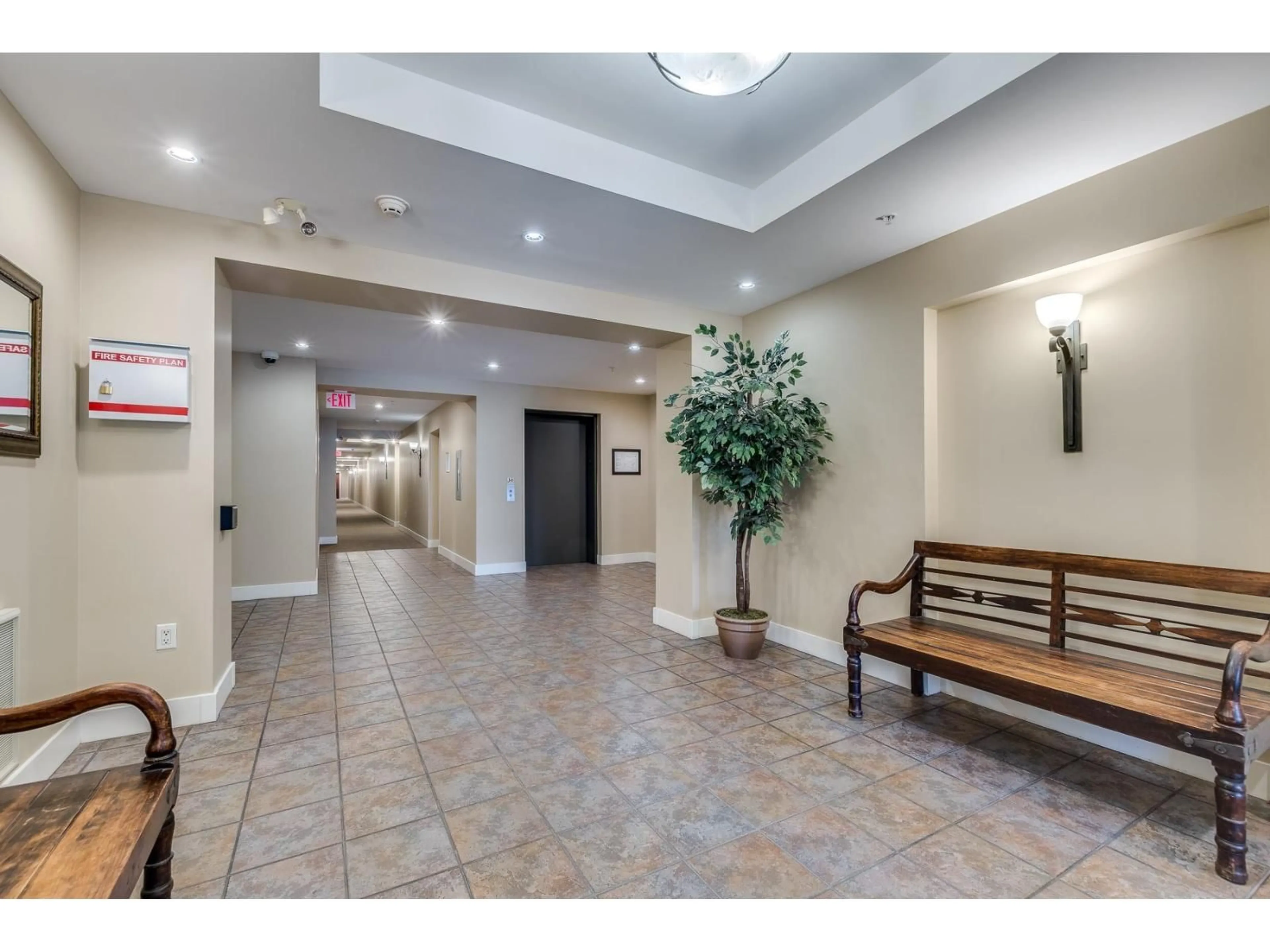 Indoor foyer for 307 - 15368 16A AVENUE, Surrey British Columbia V4A1S9