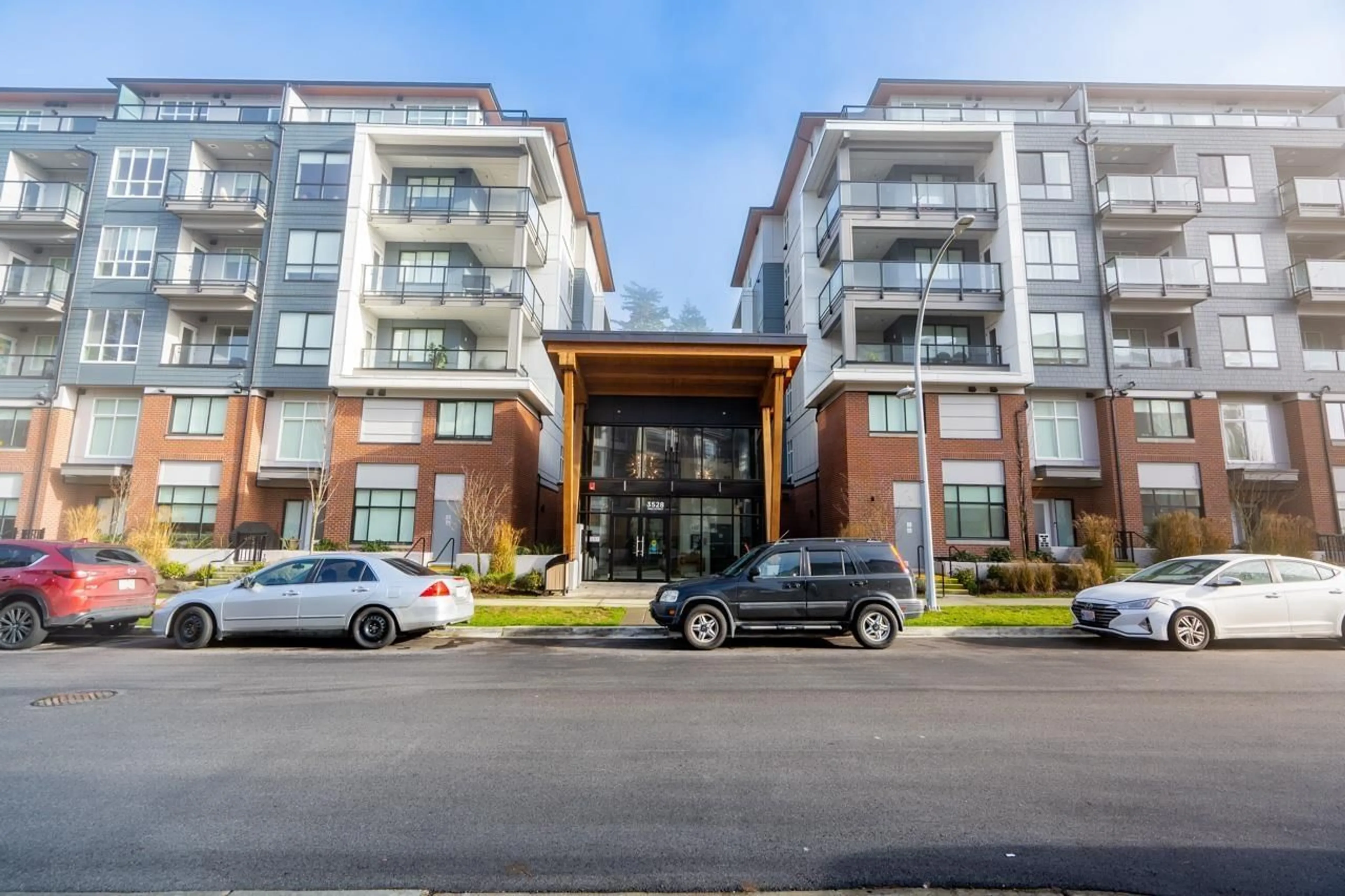 Indoor foyer for 208 - 3528 146A STREET, Surrey British Columbia V4P0H4