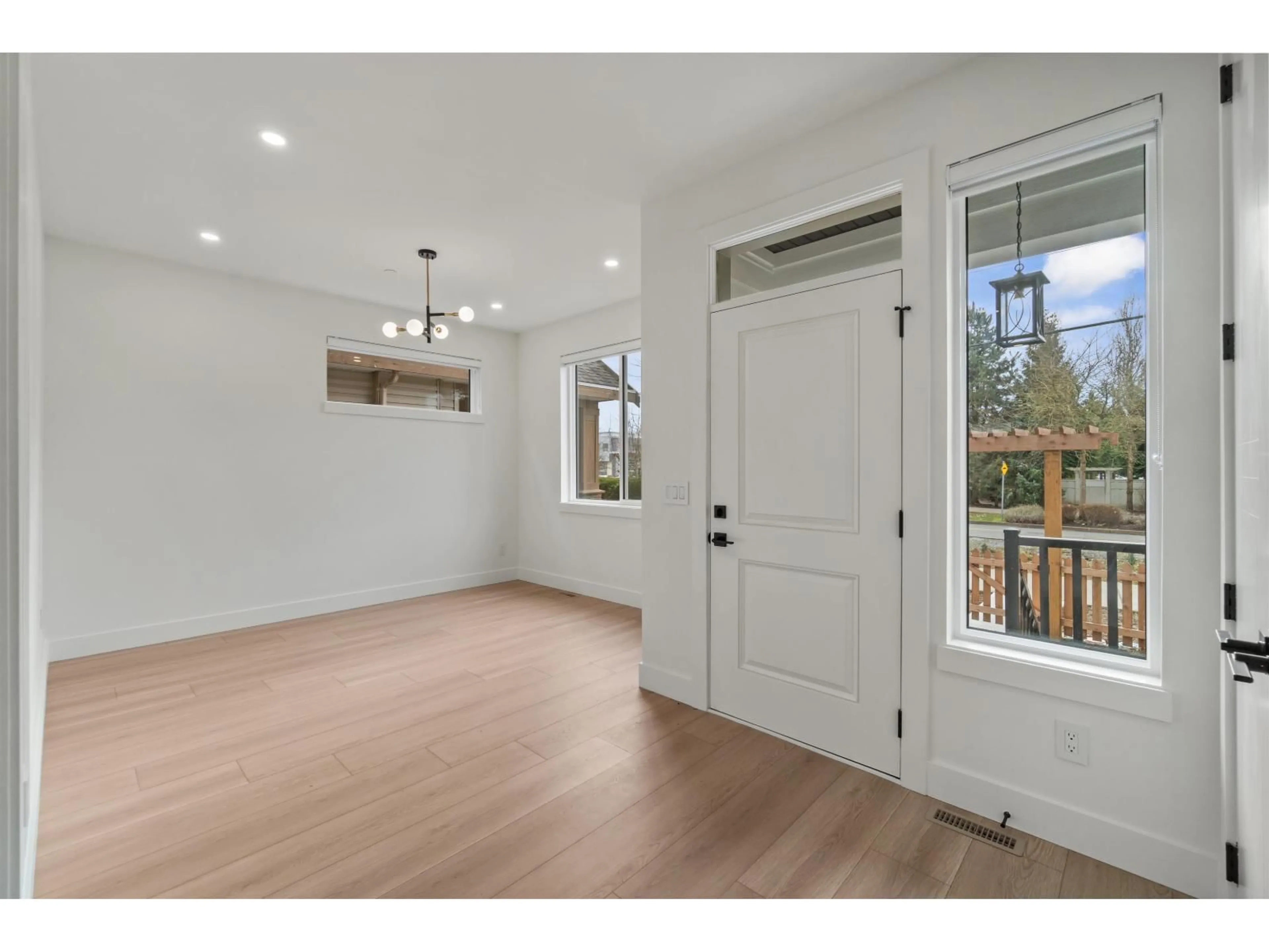 Indoor entryway for 20999 83 AVENUE, Langley British Columbia V2Y4K4