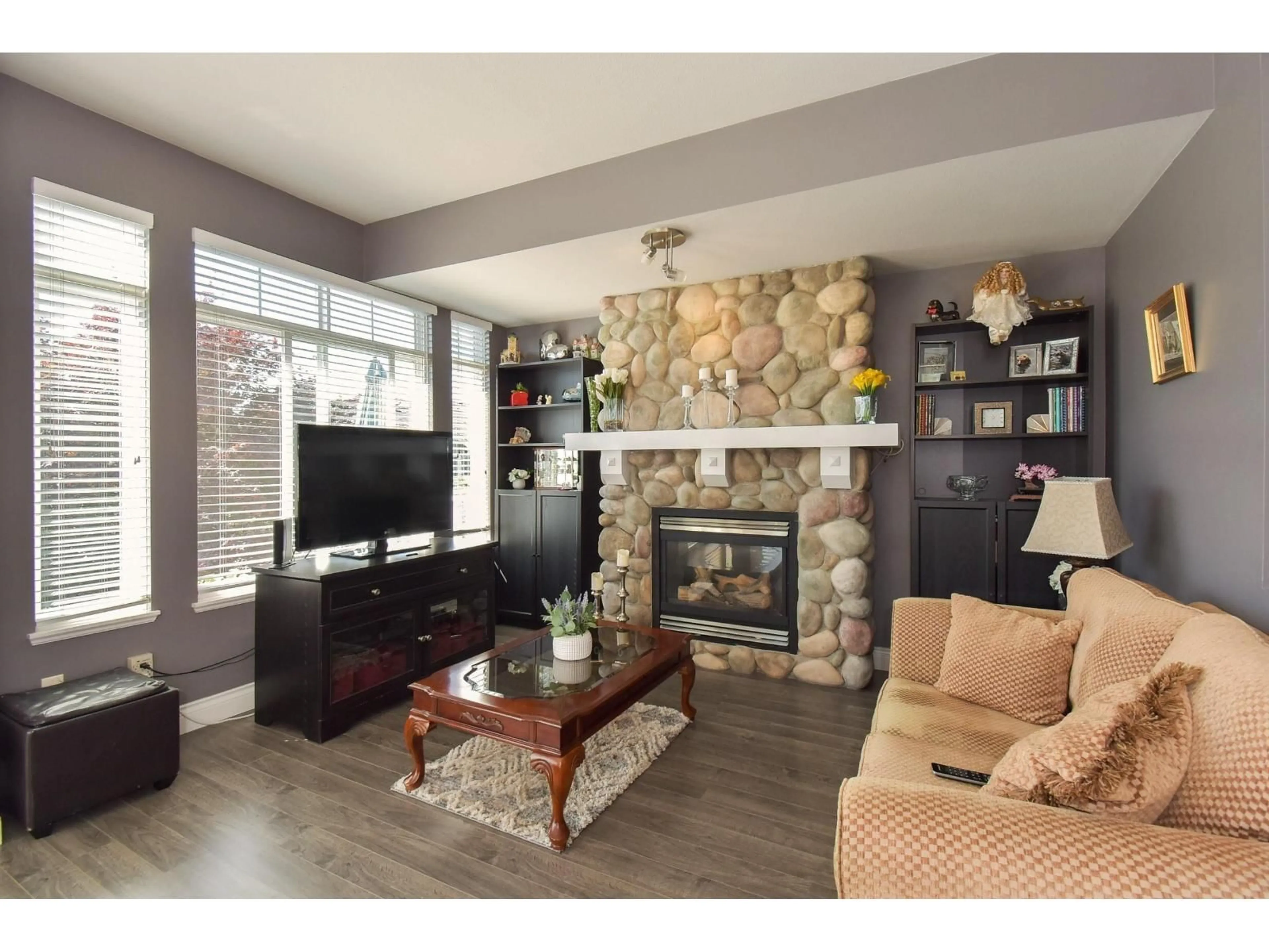 Living room with furniture, wood/laminate floor for 13 - 15030 58 AVENUE, Surrey British Columbia V3S9G3