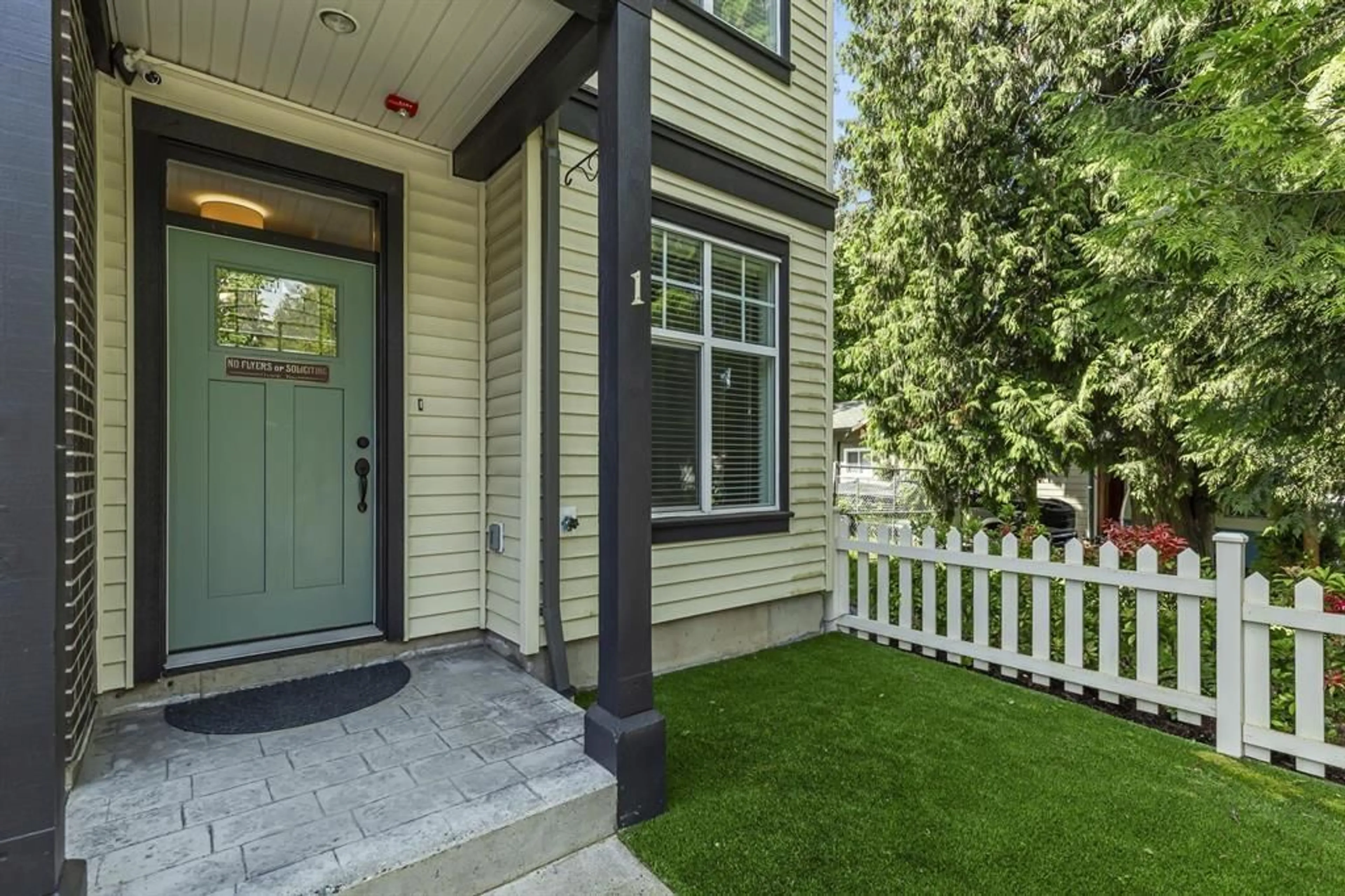 Home with vinyl exterior material, street for 1 - 33460 LYNN AVENUE, Abbotsford British Columbia V2S0H6