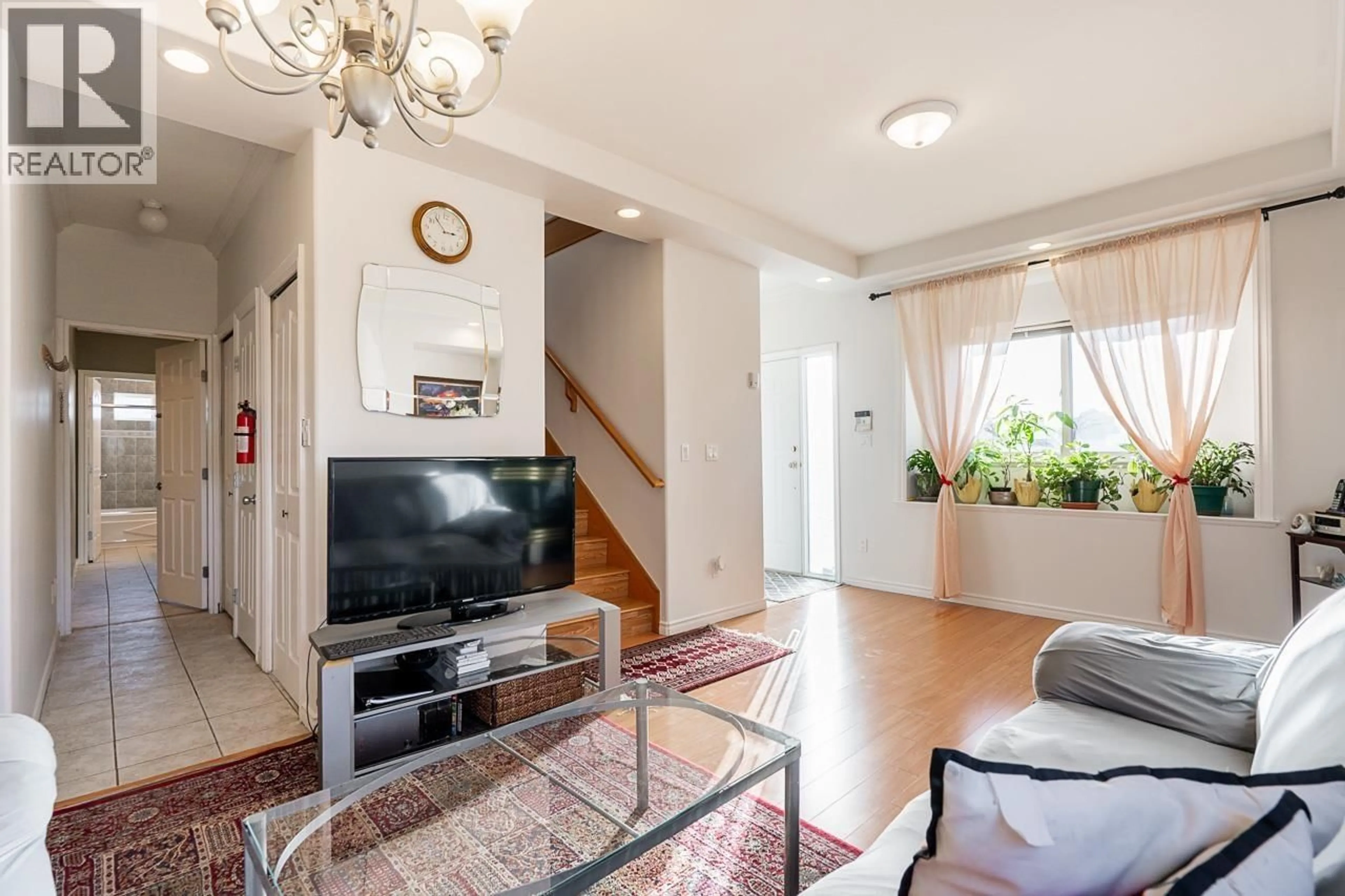 Living room with furniture, unknown for 6980 HUMPHRIES AVENUE, Burnaby British Columbia V5E4N4