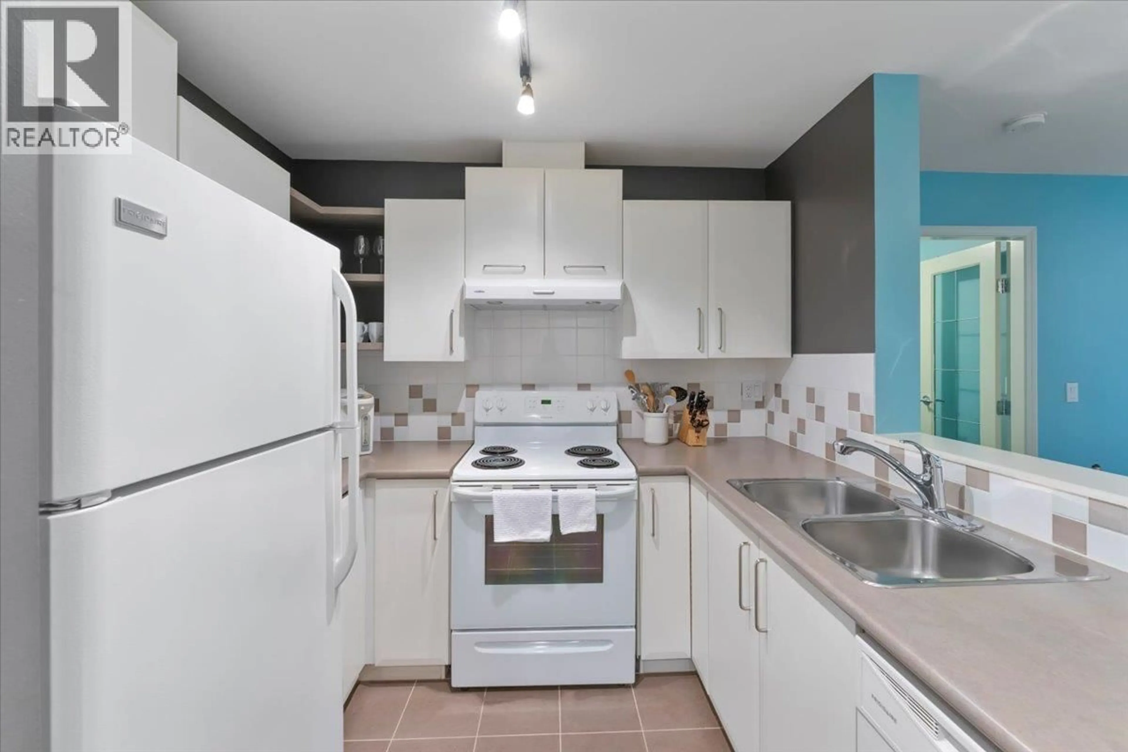 Standard kitchen, unknown for 413 - 6893 PRENTER STREET, Burnaby British Columbia V5E4L3