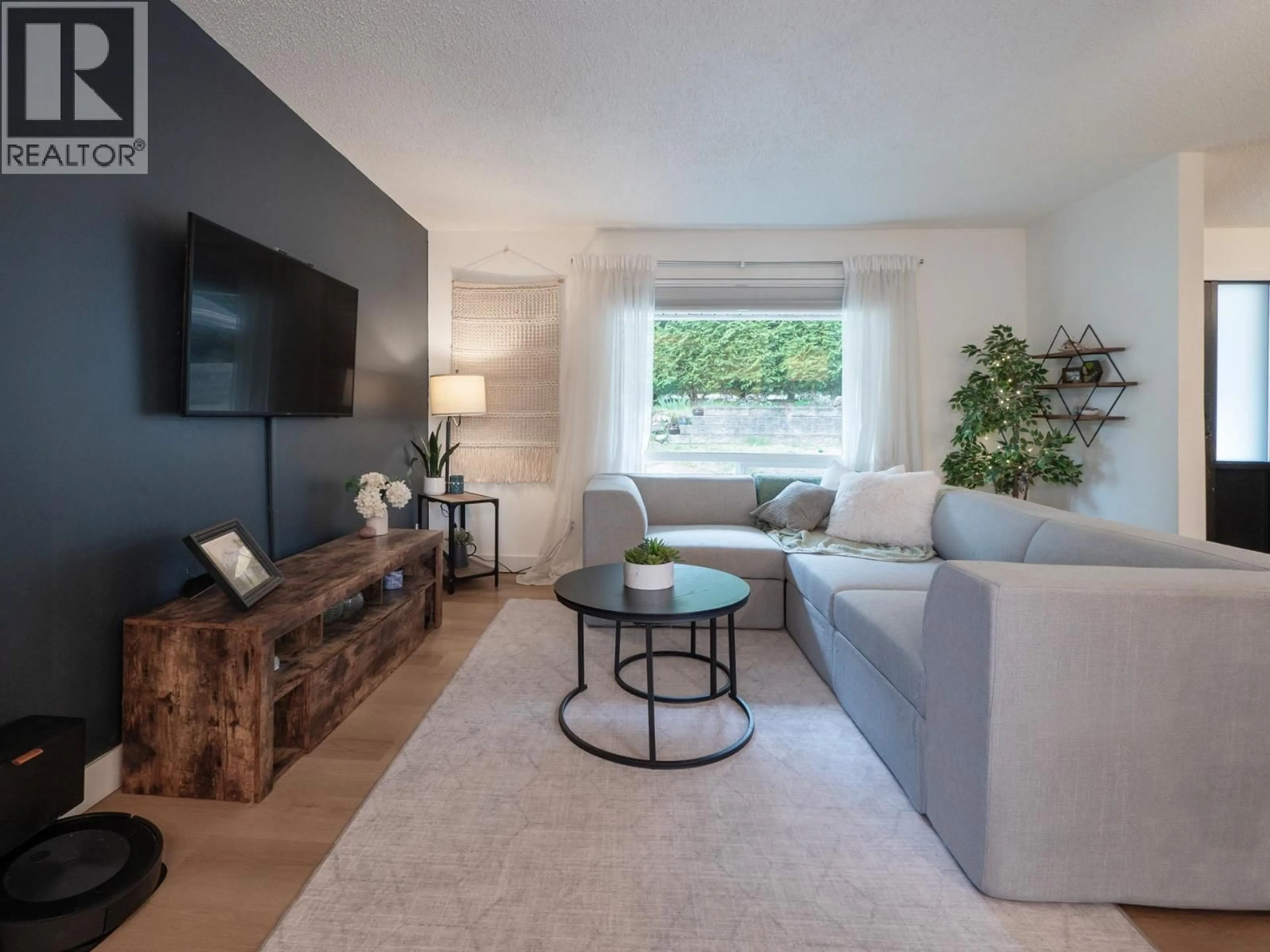 Living room with furniture, unknown for 617 GOWER POINT ROAD, Gibsons British Columbia V0N1V8