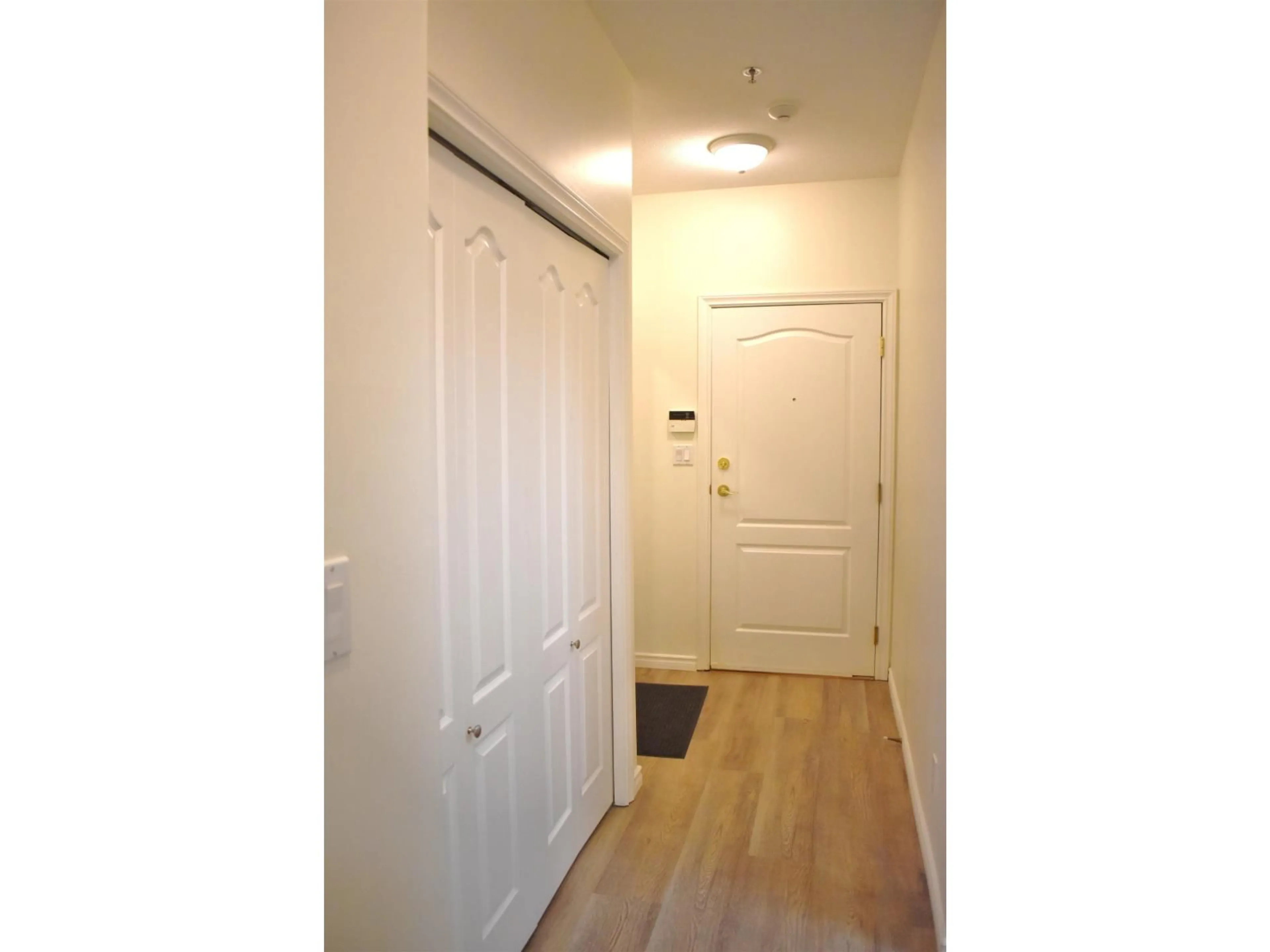 Indoor entryway for 105 - 45775 SPADINA AVENUE, Chilliwack British Columbia V2P1T5