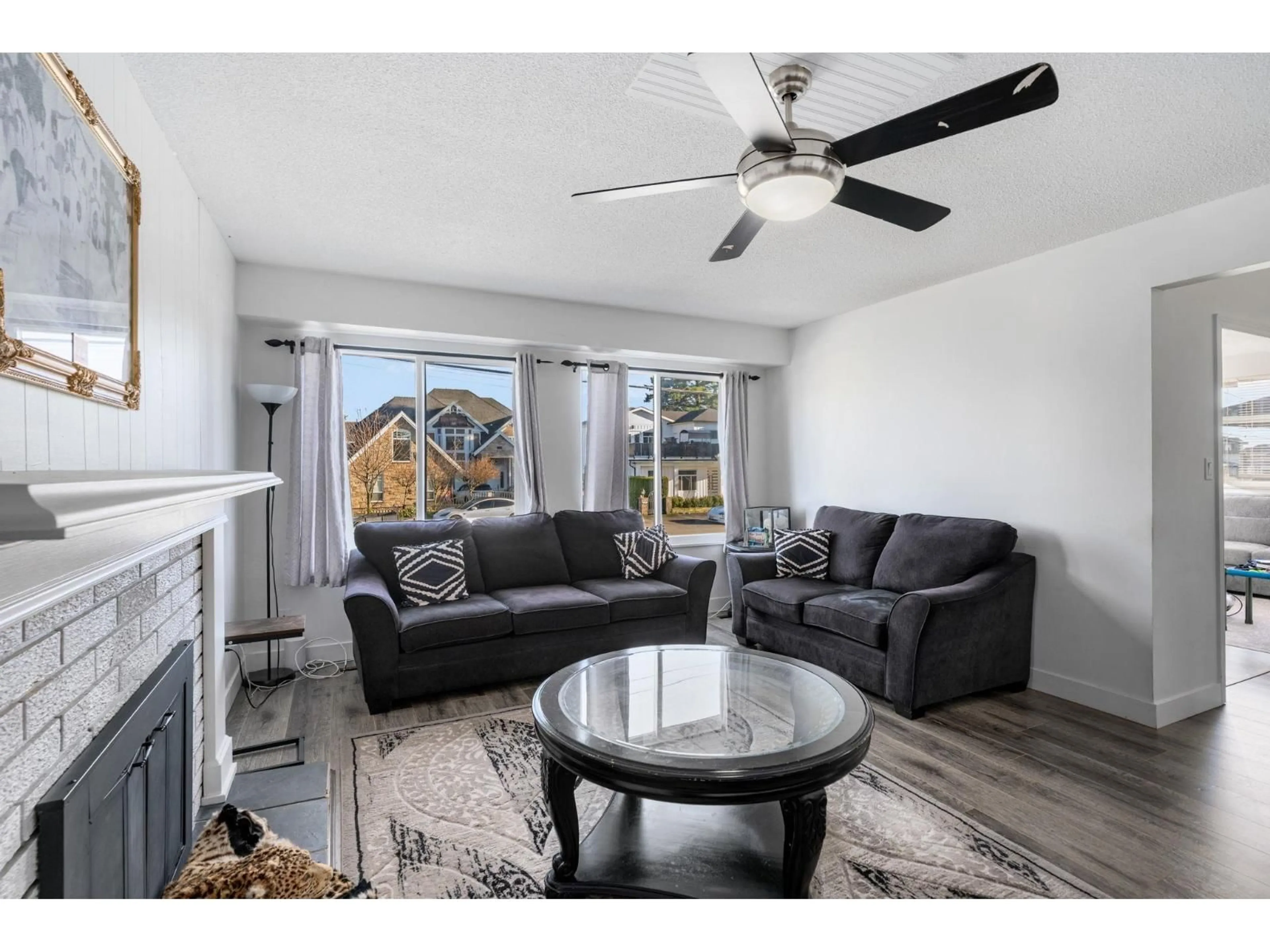 Living room with furniture, wood/laminate floor for 7923 122A STREET, Surrey British Columbia V3W3T4
