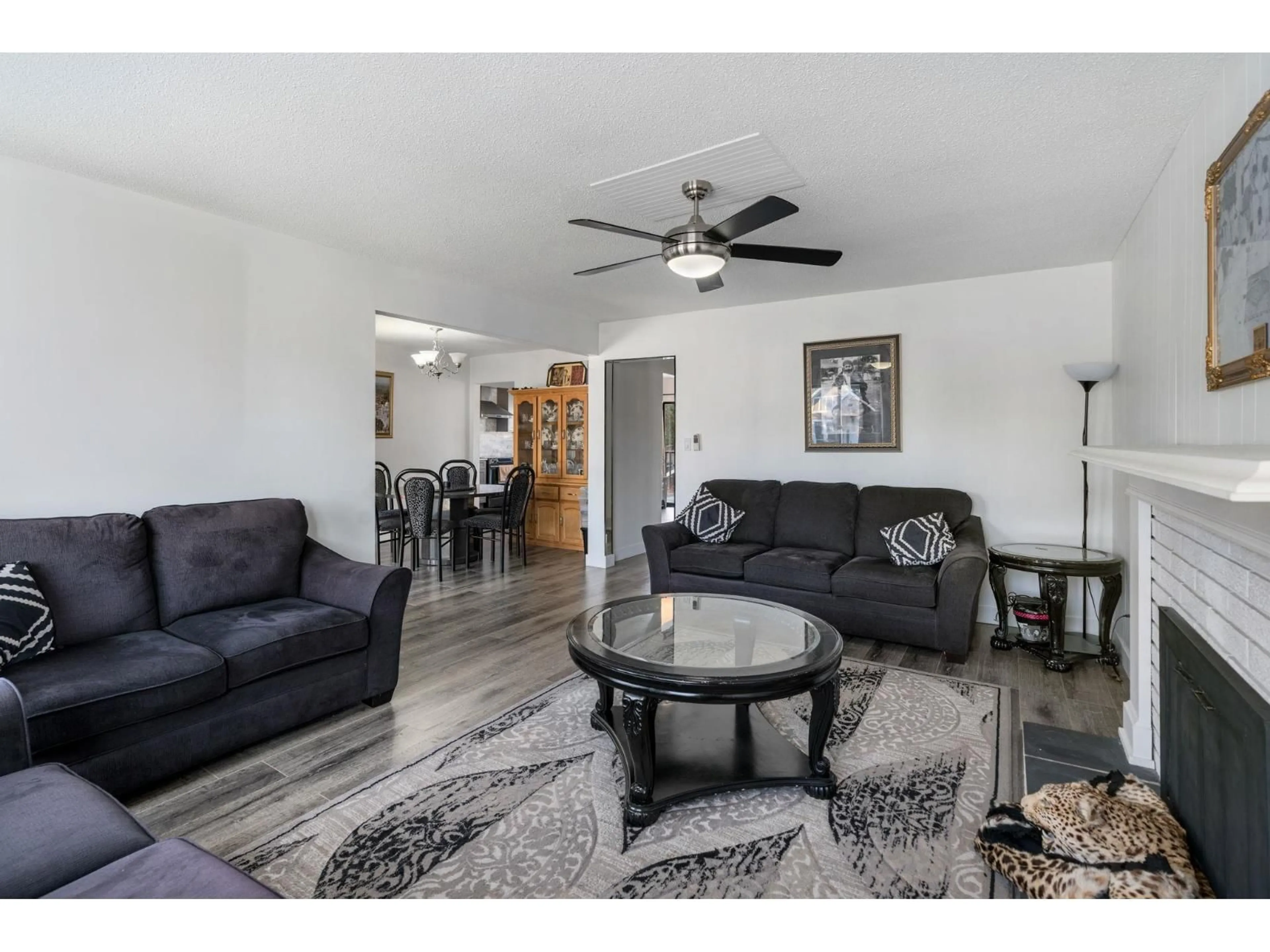 Living room with furniture, unknown for 7923 122A STREET, Surrey British Columbia V3W3T4