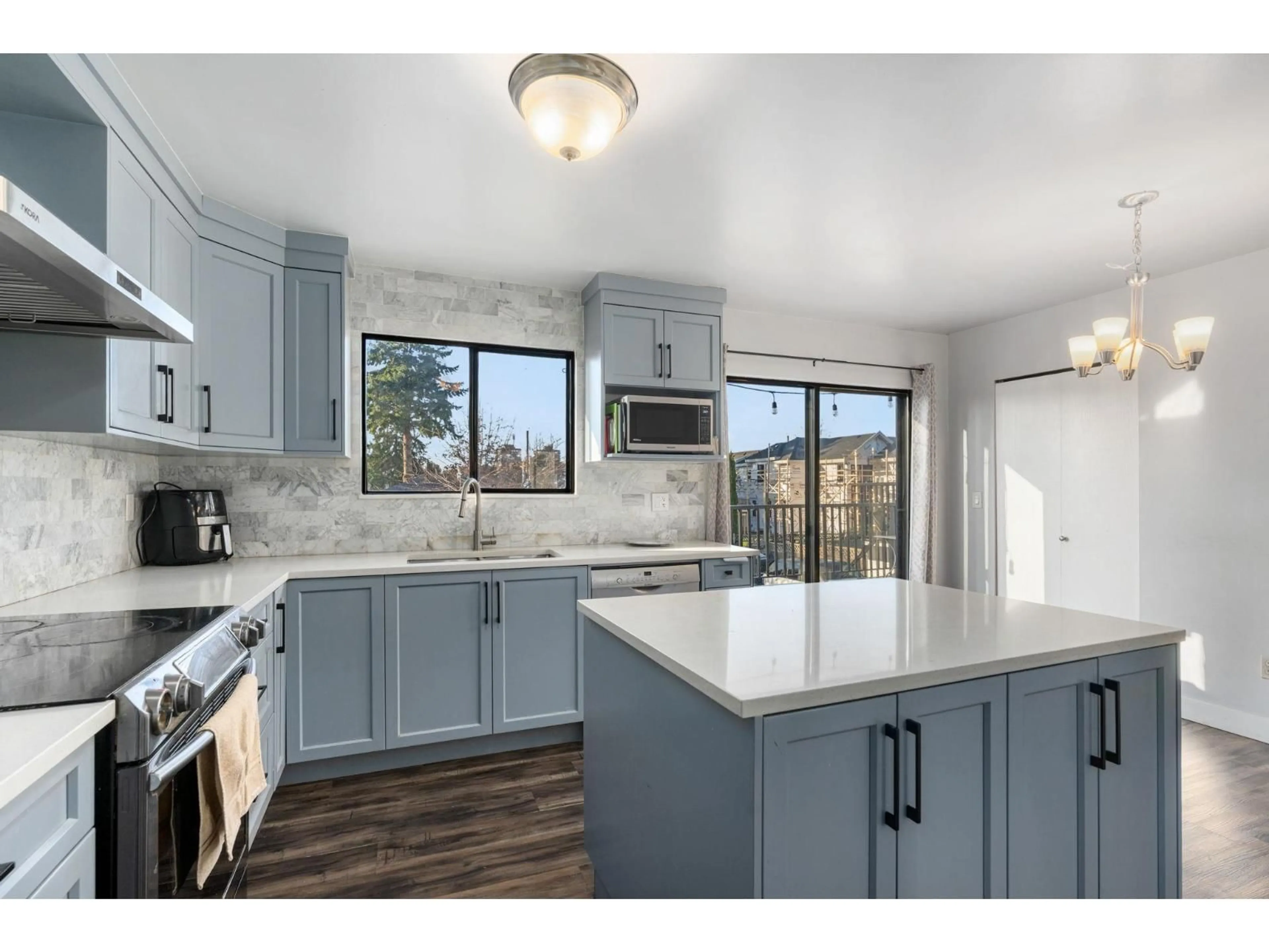 Open concept kitchen, unknown for 7923 122A STREET, Surrey British Columbia V3W3T4