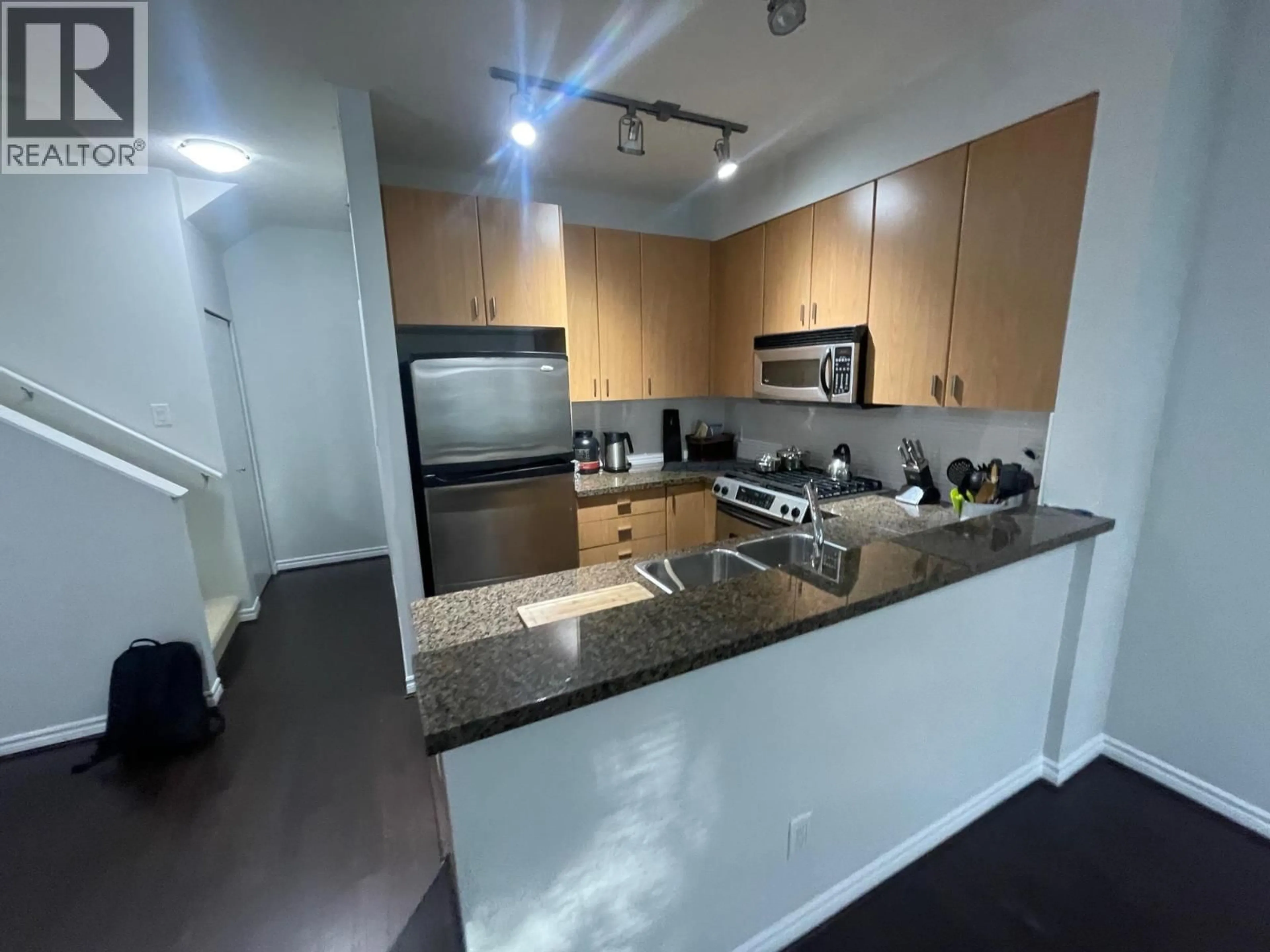 Standard kitchen, unknown for 58 - 6878 SOUTHPOINT DRIVE, Burnaby British Columbia V3N5E4