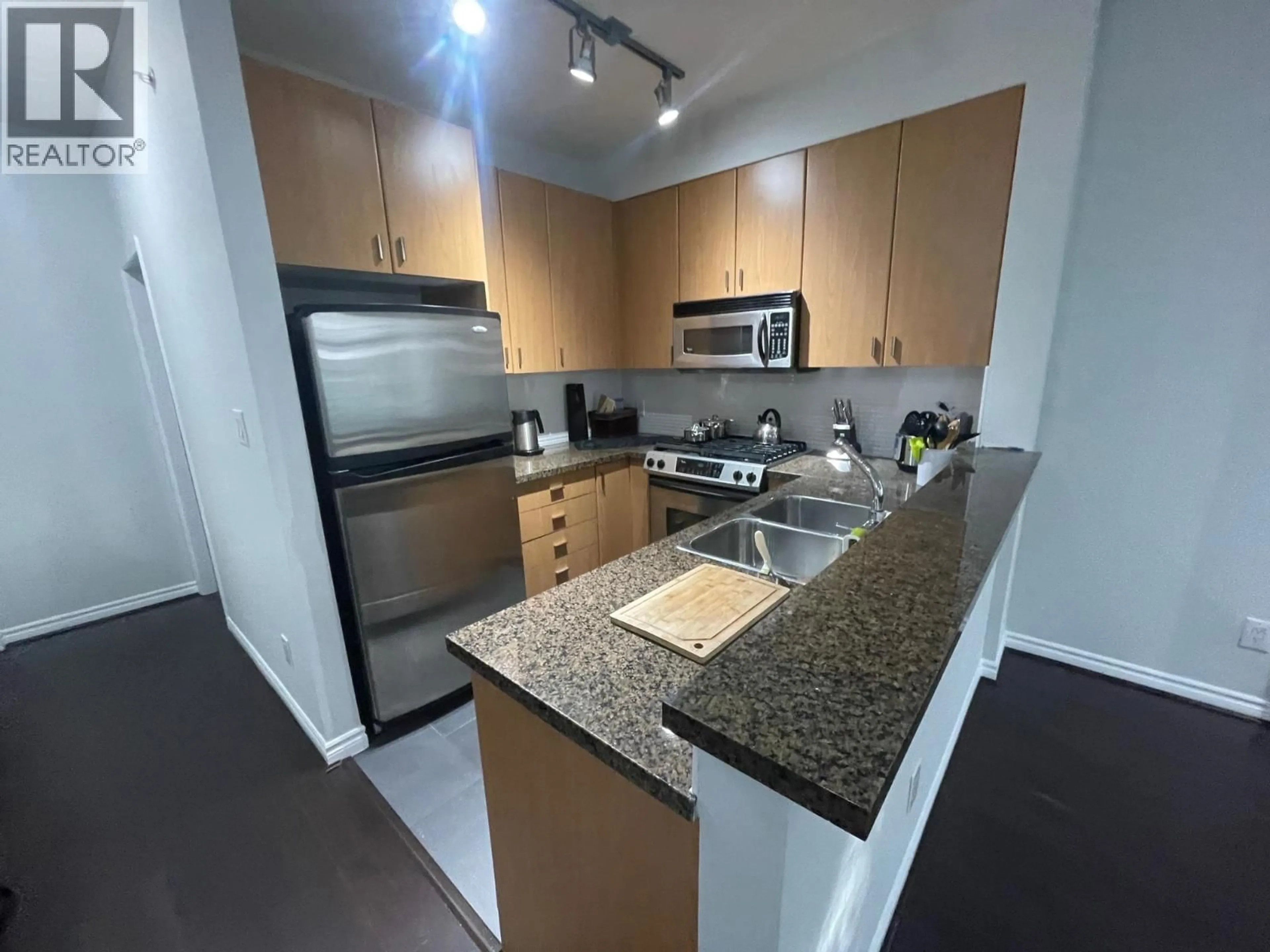 Standard kitchen, unknown for 58 - 6878 SOUTHPOINT DRIVE, Burnaby British Columbia V3N5E4