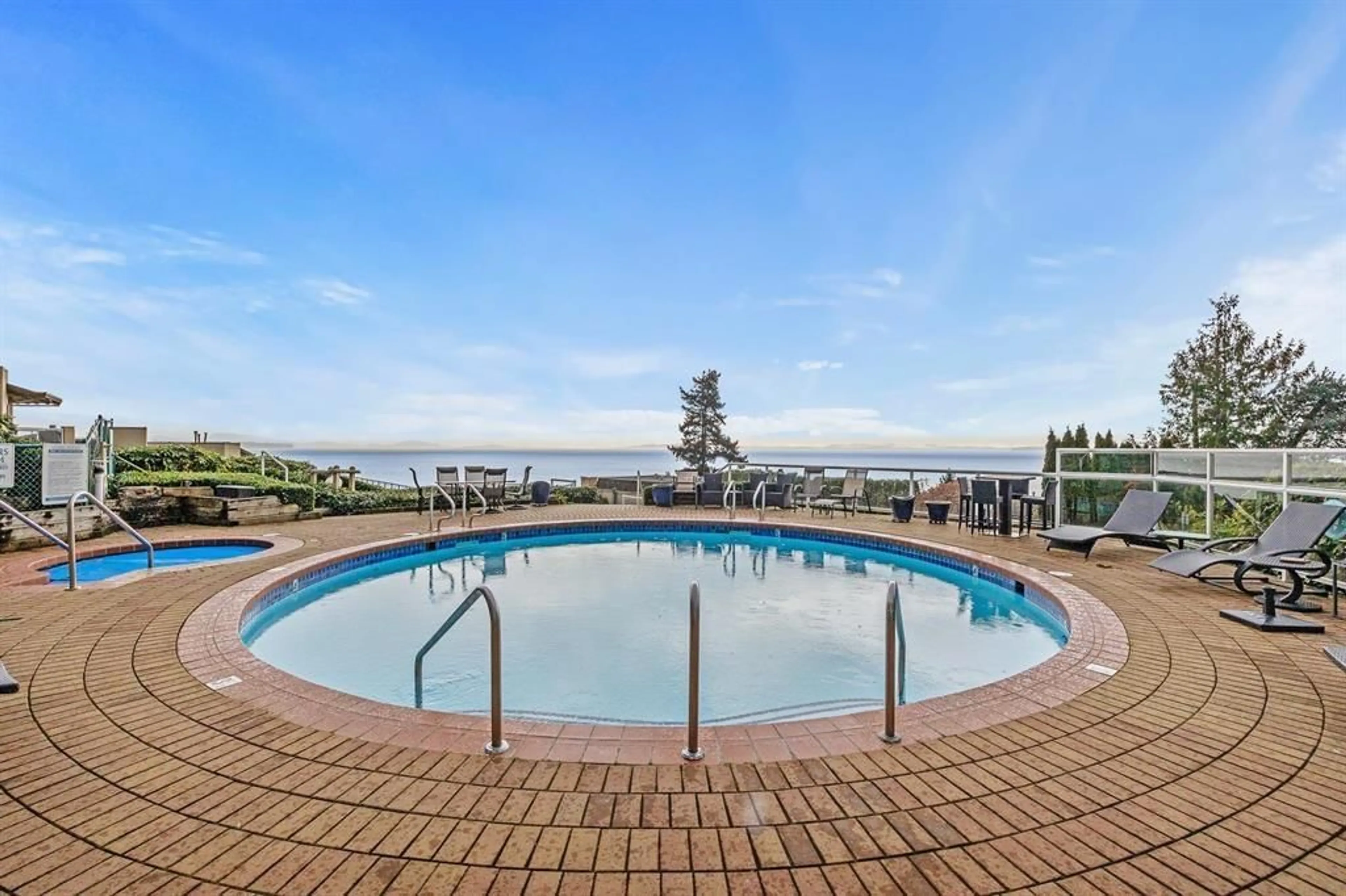 Pool for 102 - 15025 VICTORIA AVENUE, White Rock British Columbia V4B1G2