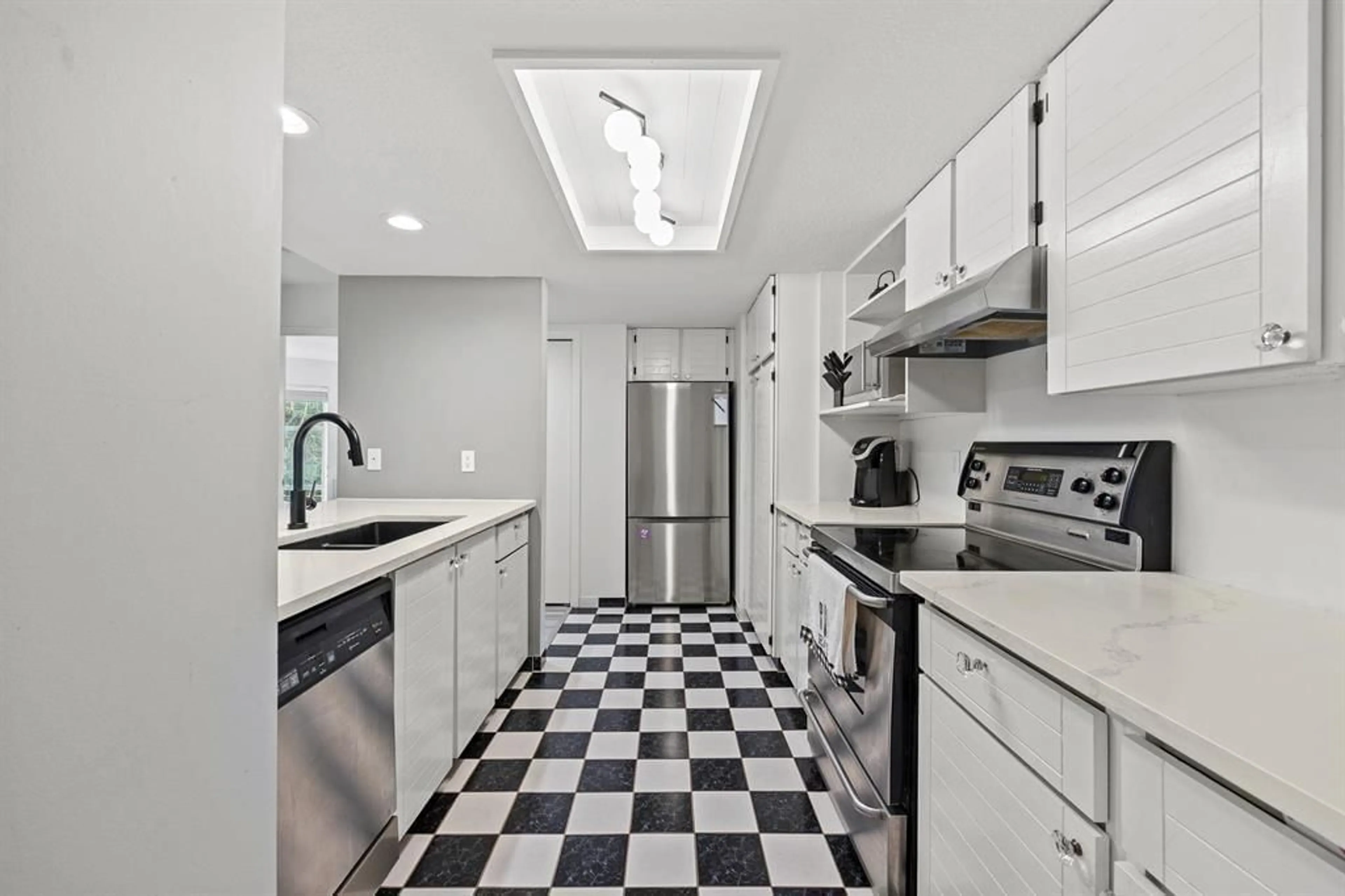 Standard kitchen, ceramic/tile floor for 102 - 15025 VICTORIA AVENUE, White Rock British Columbia V4B1G2