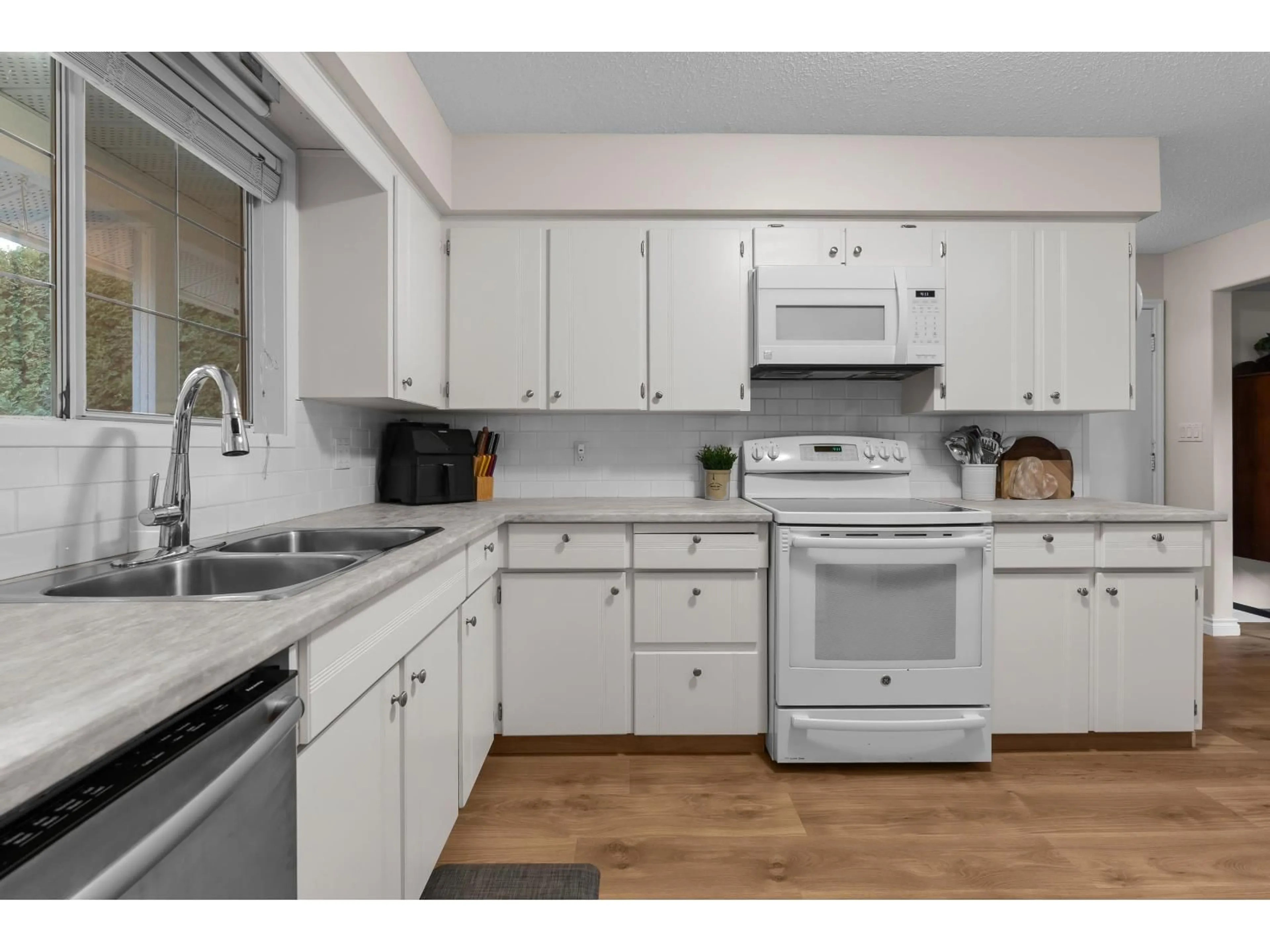 Standard kitchen, unknown for 32864 CAPILANO PLACE, Abbotsford British Columbia V2S7B4