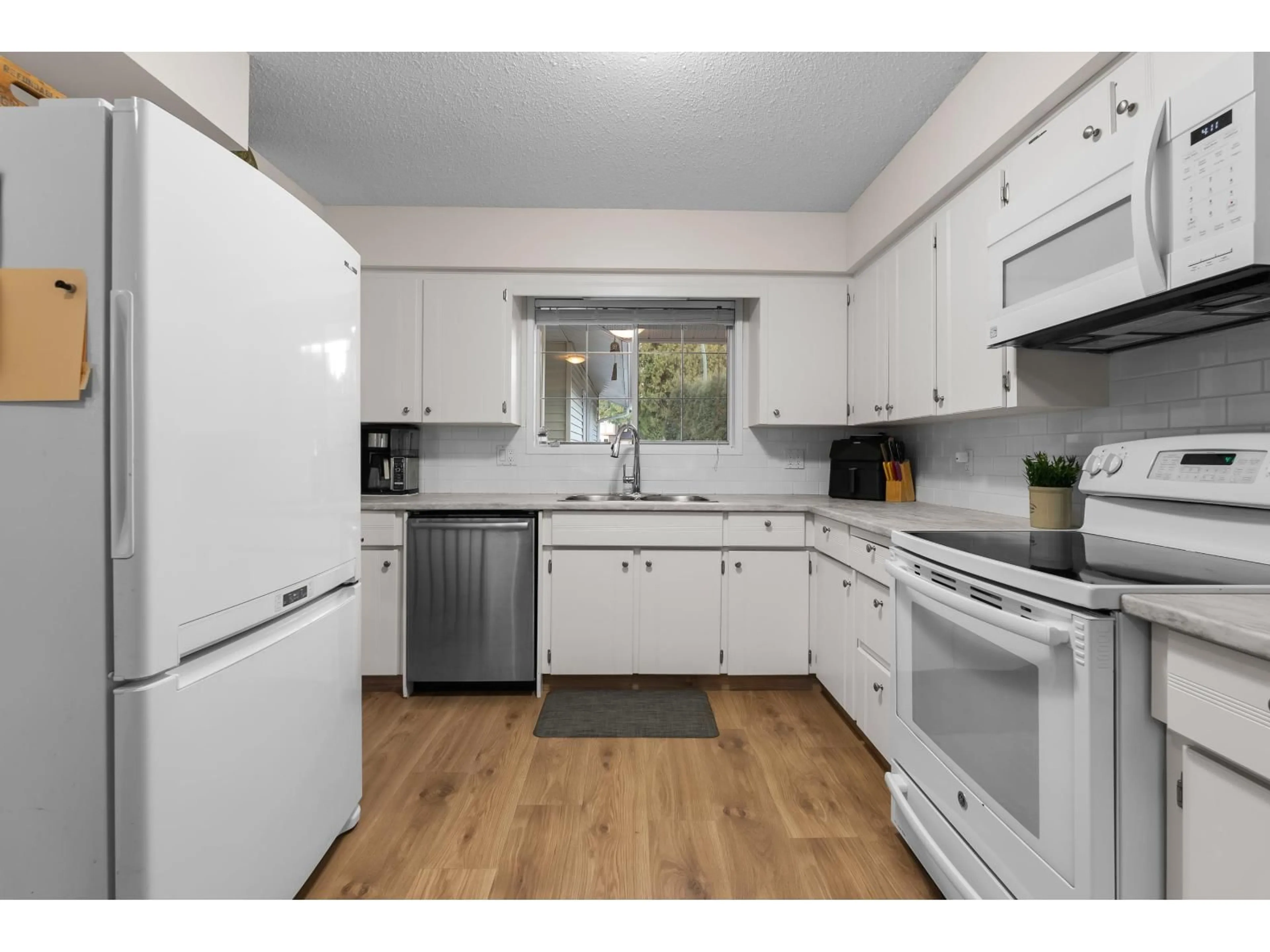 Standard kitchen, wood/laminate floor for 32864 CAPILANO PLACE, Abbotsford British Columbia V2S7B4