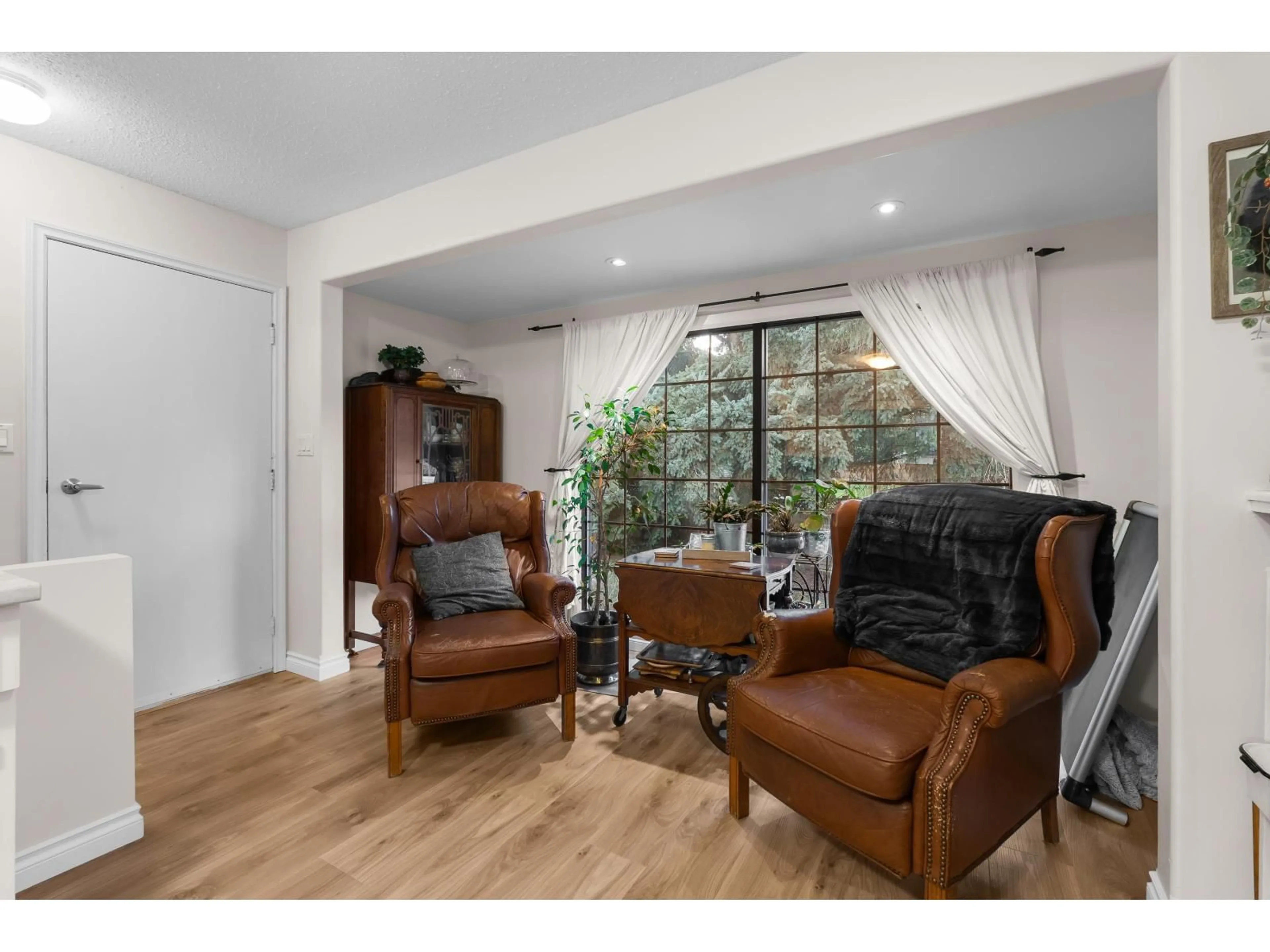 Living room with furniture, wood/laminate floor for 32864 CAPILANO PLACE, Abbotsford British Columbia V2S7B4
