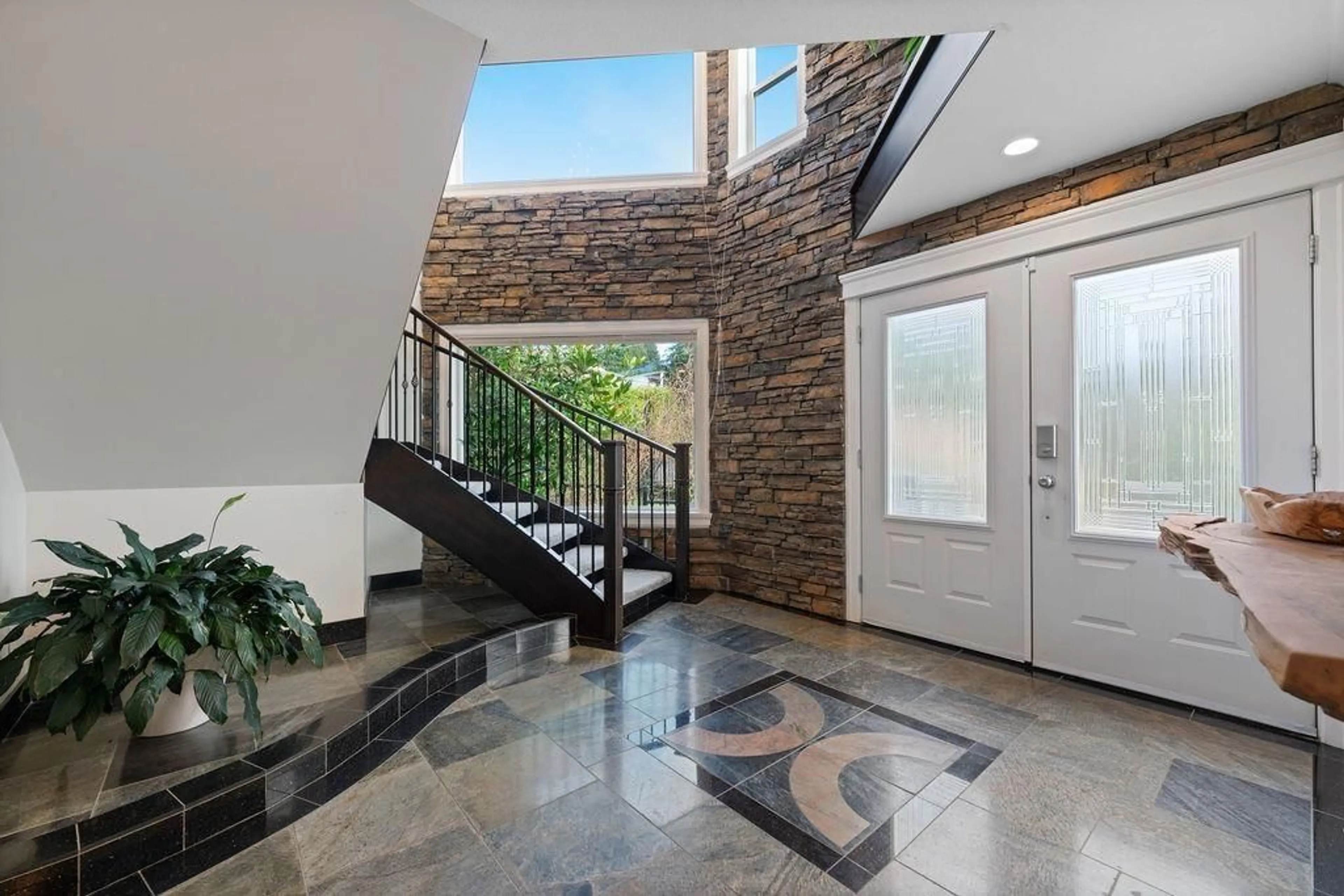 Indoor foyer for 1087 FINLAY STREET, White Rock British Columbia V4B4K7