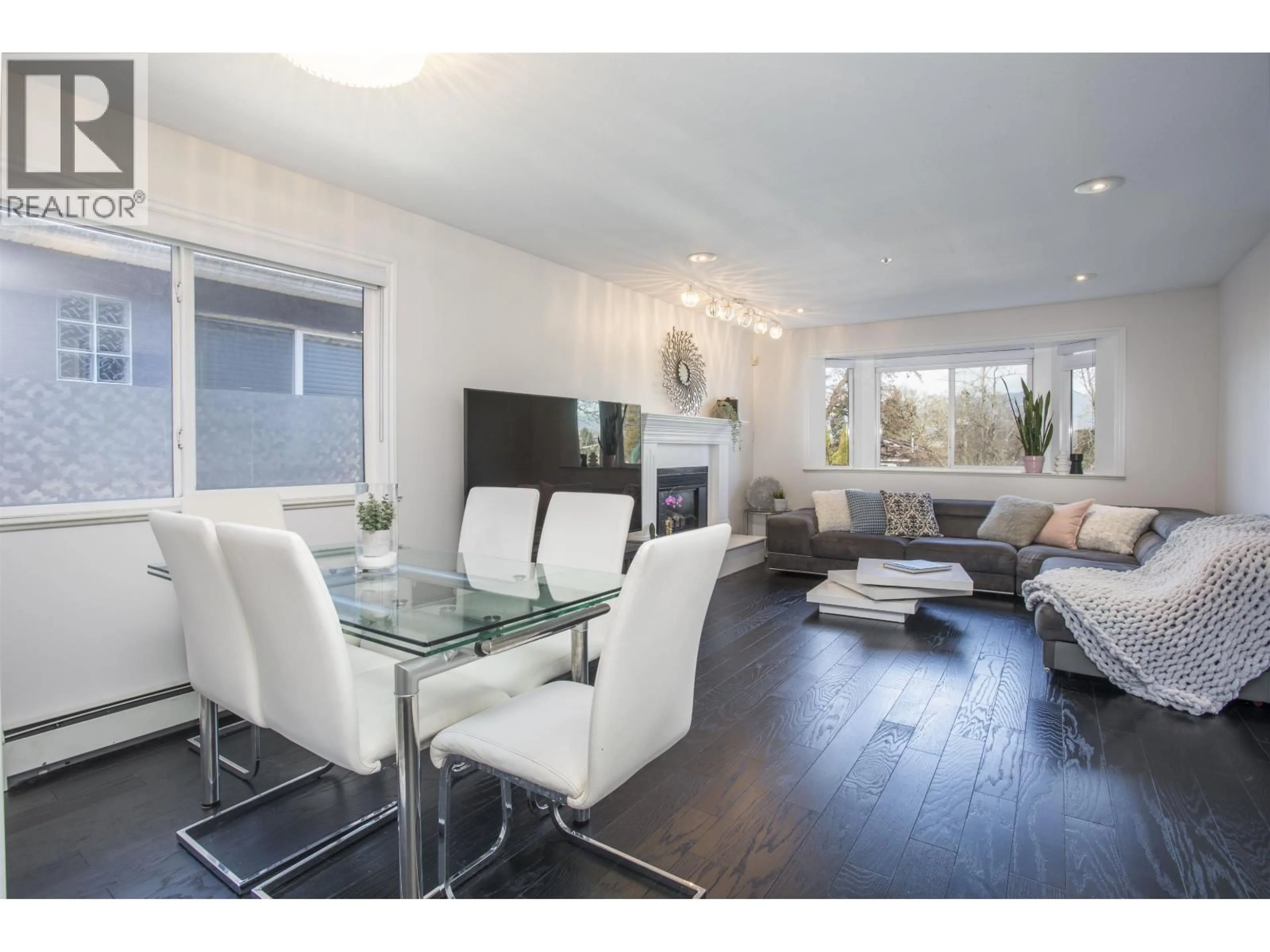 Living room with furniture, wood/laminate floor for 1278 13TH AVENUE, Vancouver British Columbia V5T2M1