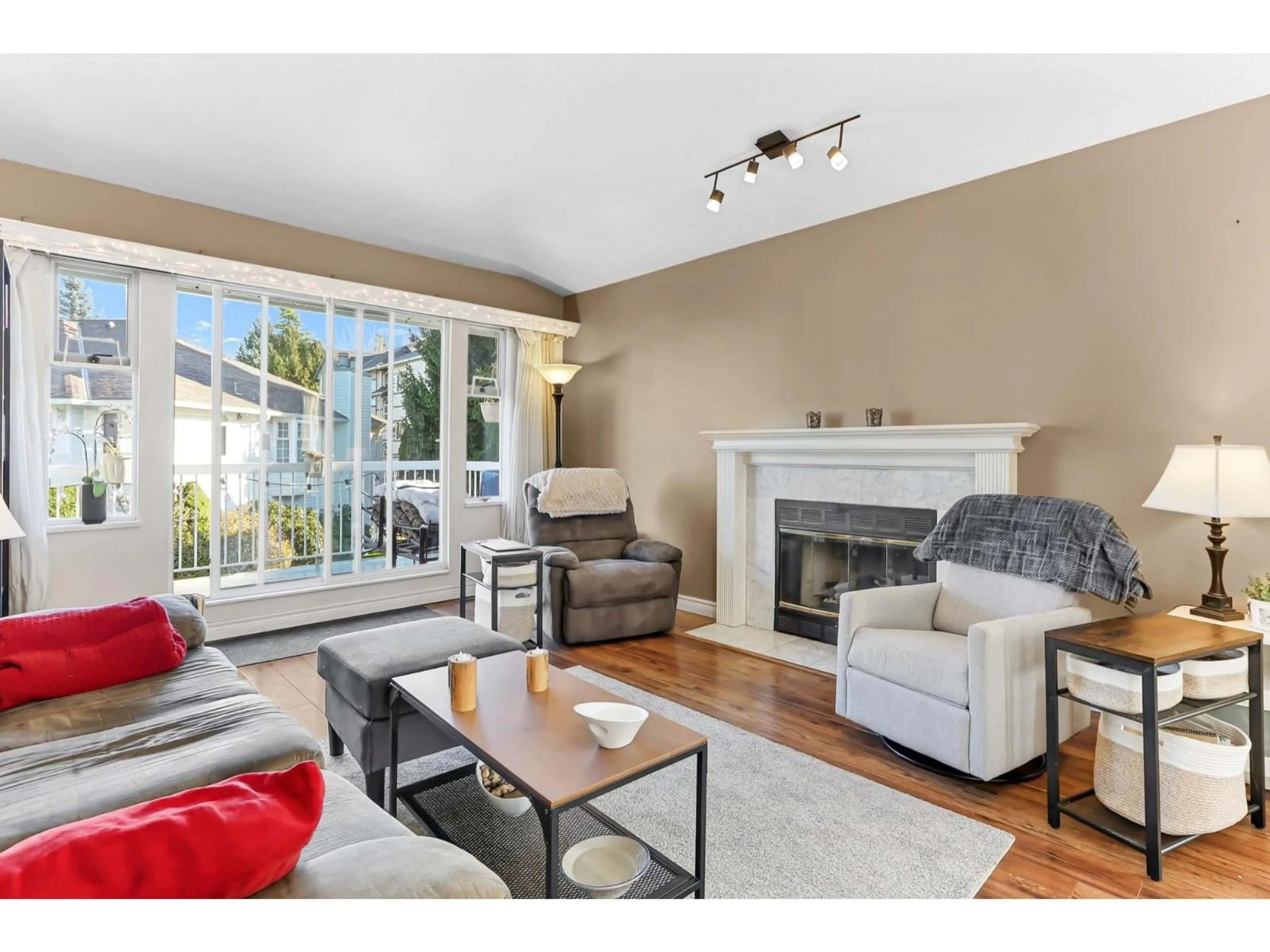 Living room with furniture, unknown for 1 - 13925 70 AVENUE, Surrey British Columbia V3W0A2