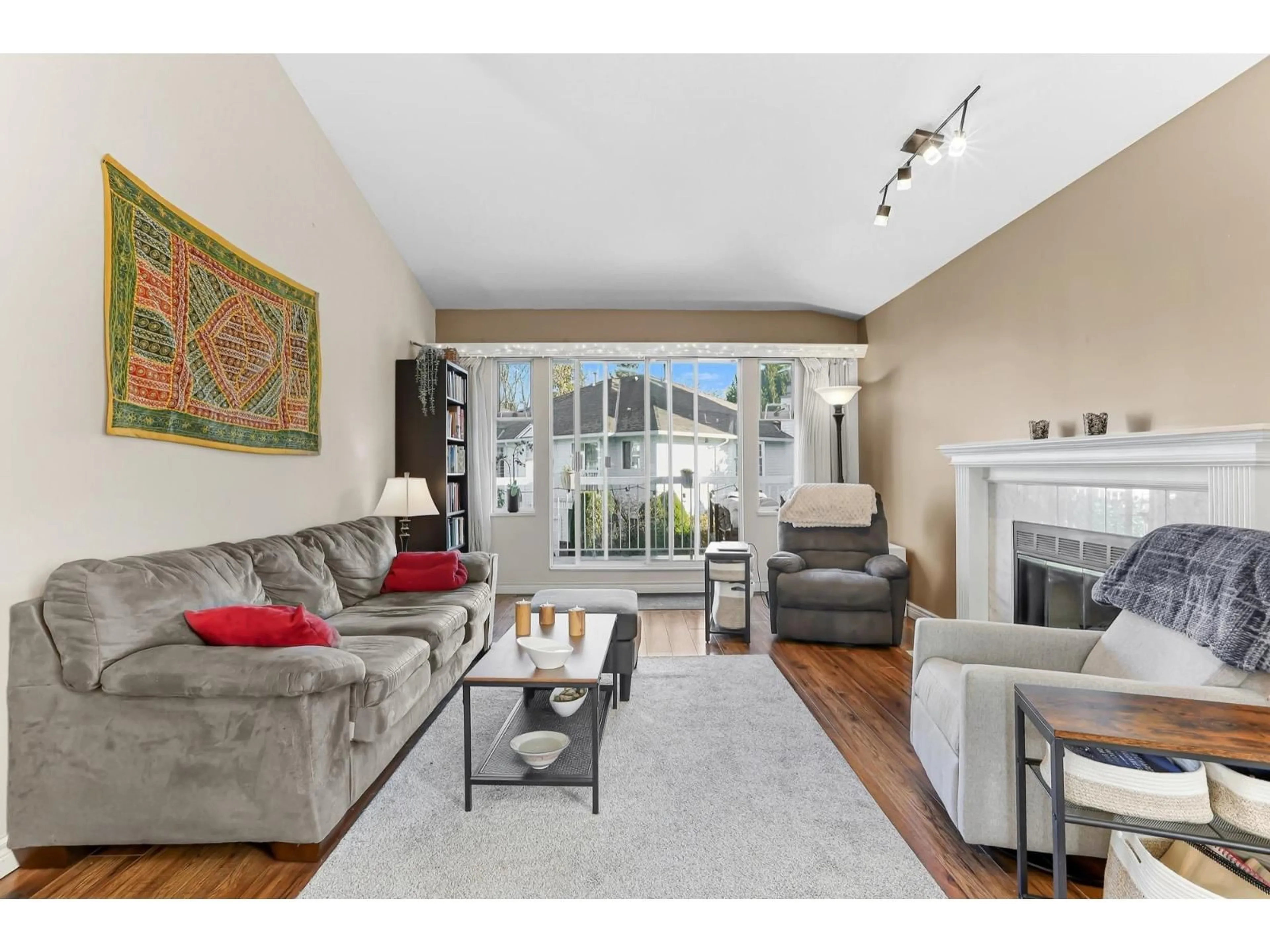 Living room with furniture, unknown for 1 - 13925 70 AVENUE, Surrey British Columbia V3W0A2