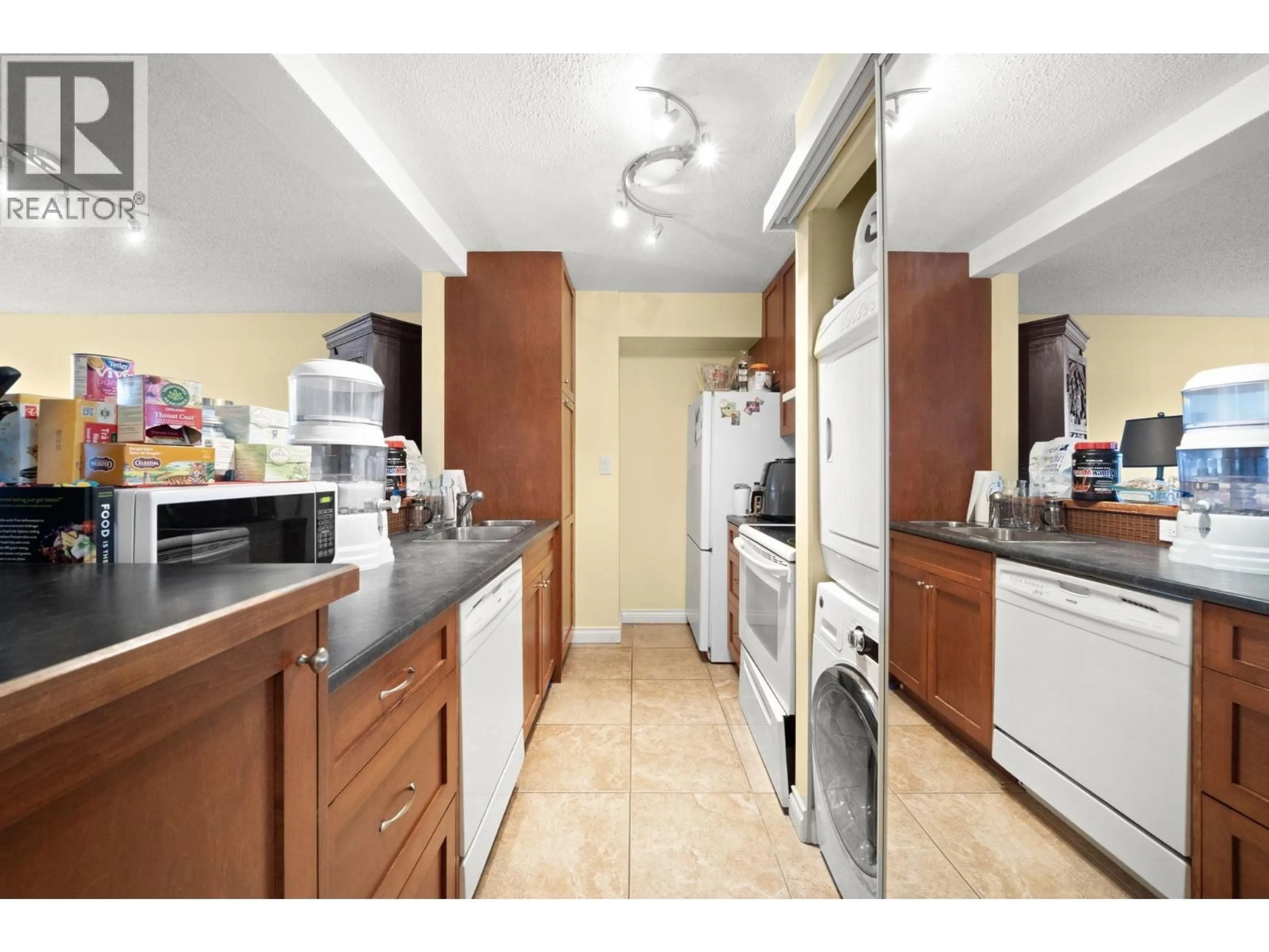 Standard kitchen, unknown for 400 - 1455 ROBSON STREET, Vancouver British Columbia V6G1C1
