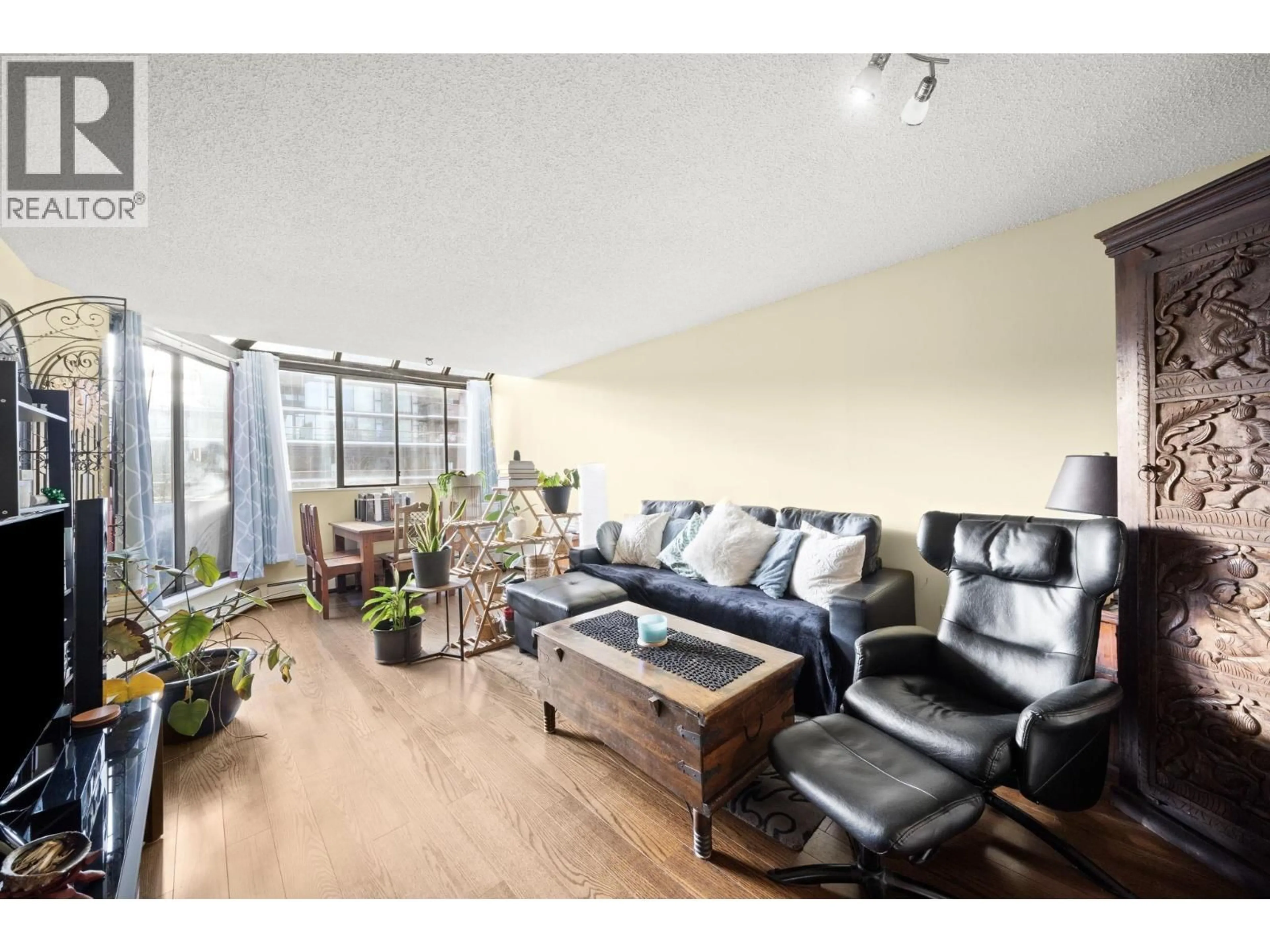 Living room with furniture, wood/laminate floor for 400 - 1455 ROBSON STREET, Vancouver British Columbia V6G1C1
