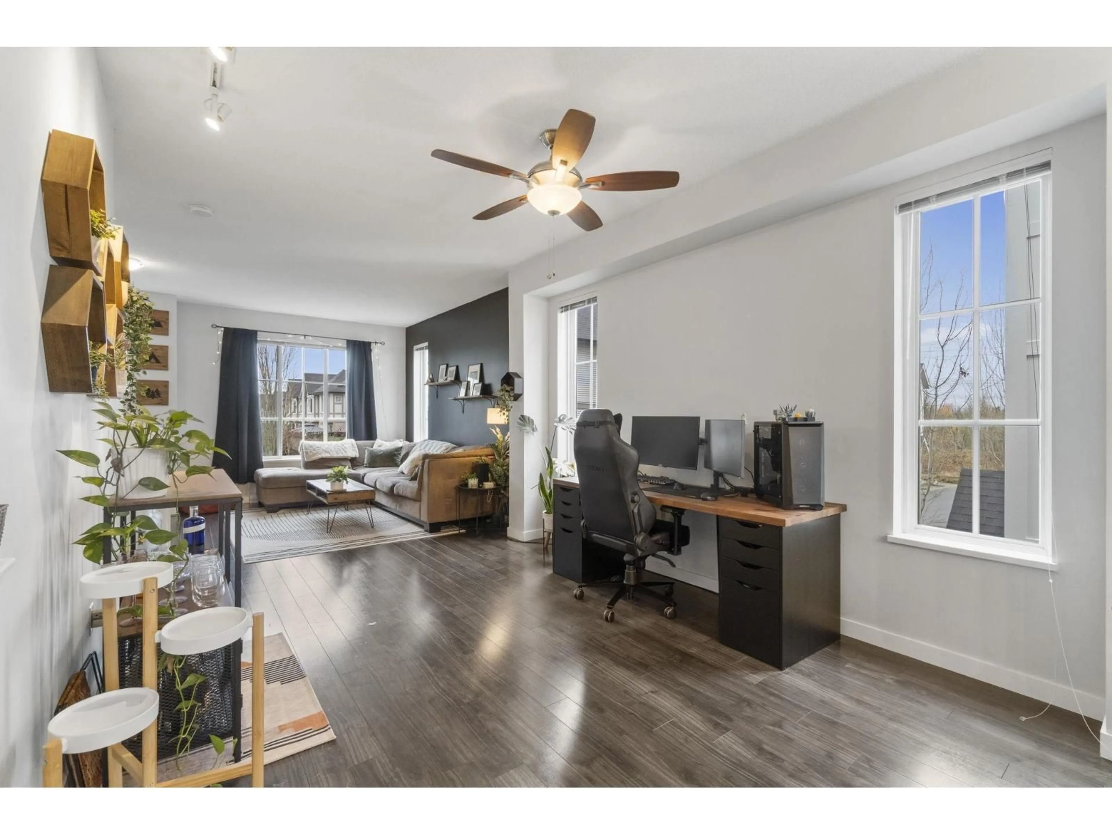 Living room with furniture, wood/laminate floor for 35 - 30989 WESTRIDGE PLACE, Abbotsford British Columbia V2T0E7