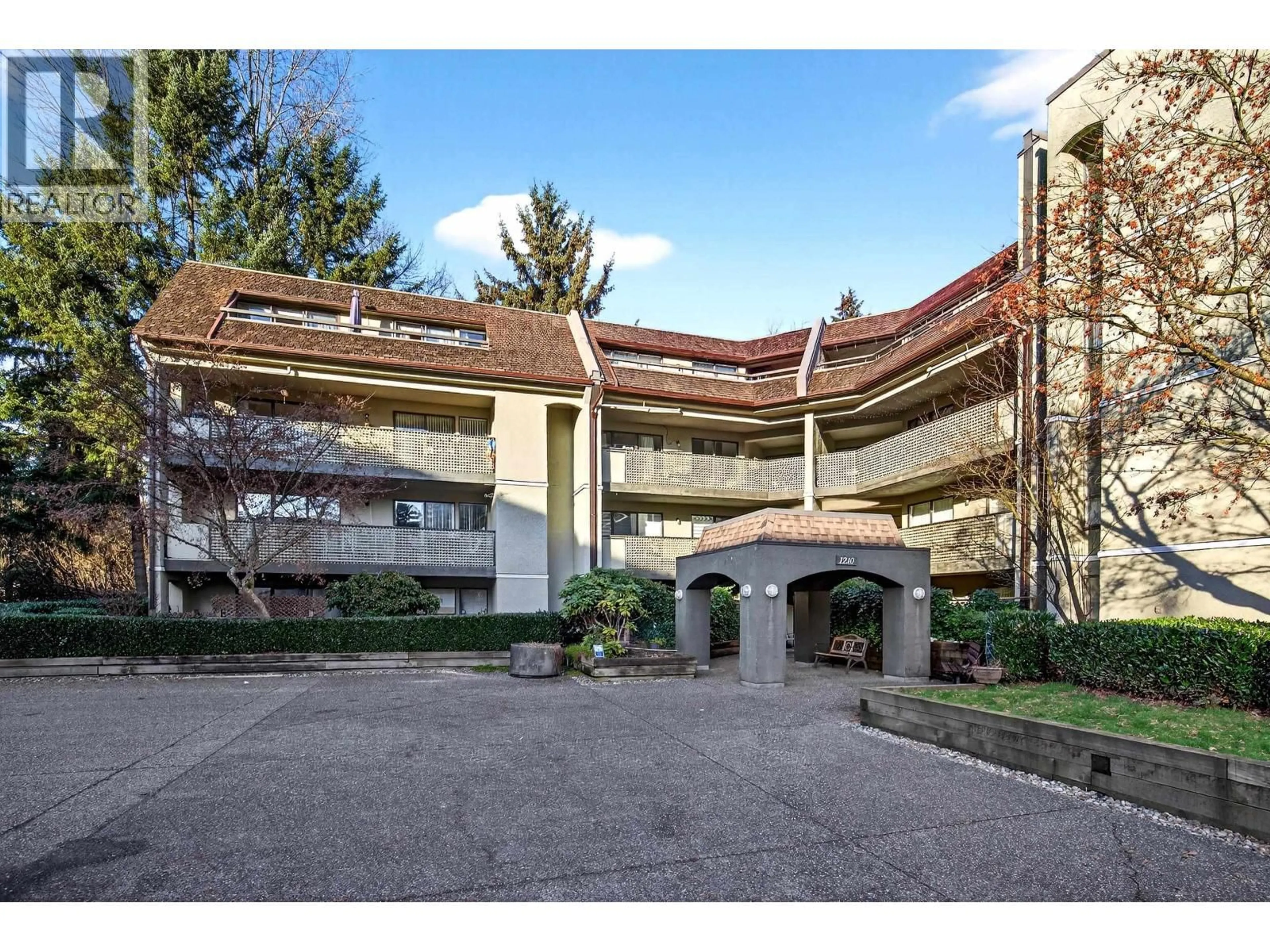 Indoor foyer for 402 - 1210 PACIFIC STREET, Coquitlam British Columbia V3B6K3