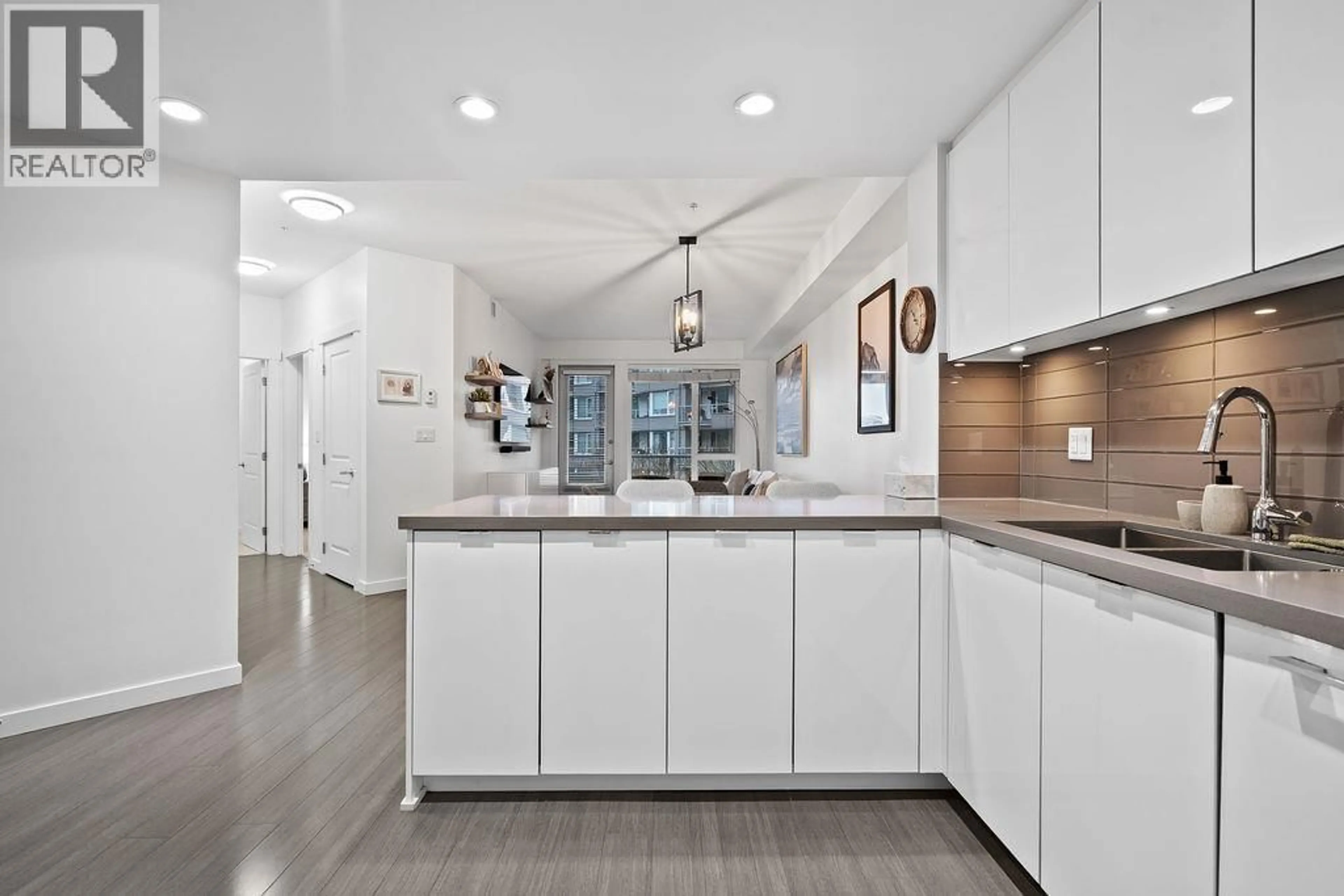 Open concept kitchen, ceramic/tile floor for 229 - 255 1ST STREET, North Vancouver British Columbia V7M3G8