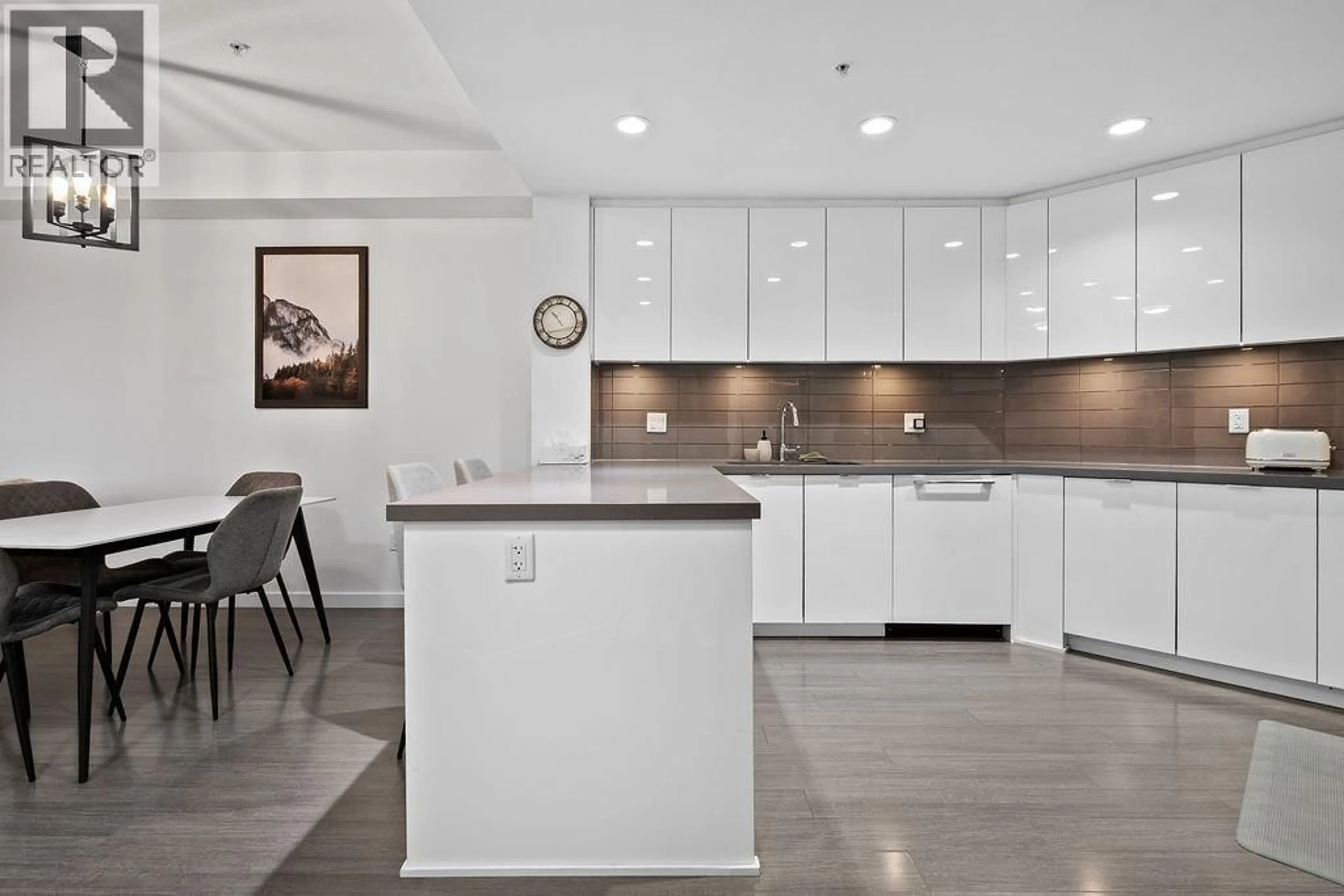 Open concept kitchen, ceramic/tile floor for 229 - 255 1ST STREET, North Vancouver British Columbia V7M3G8