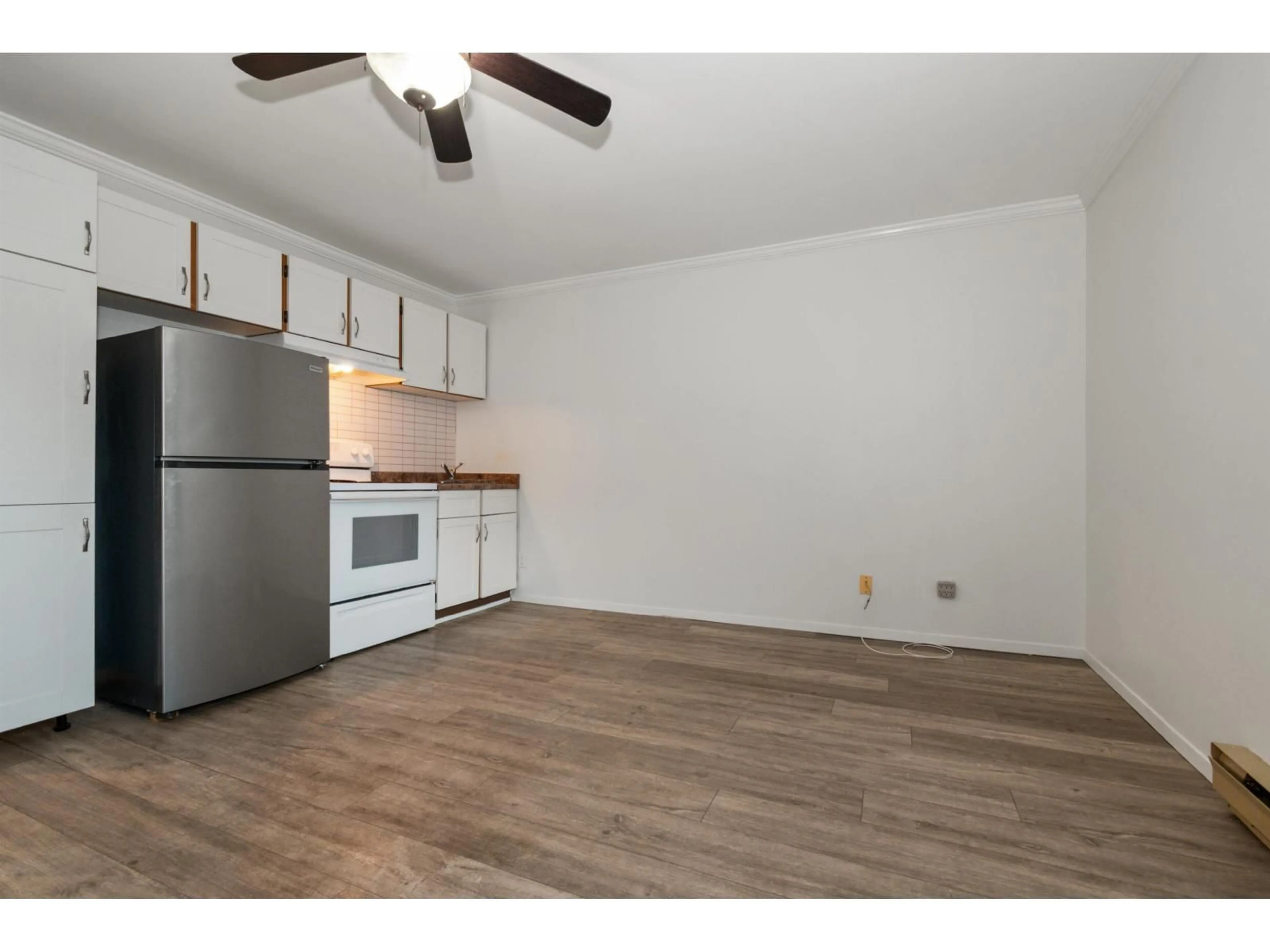 Standard kitchen, wood/laminate floor for 9 - 450 ESPLANADE AVENUE, Harrison Hot Springs British Columbia V0M1K0