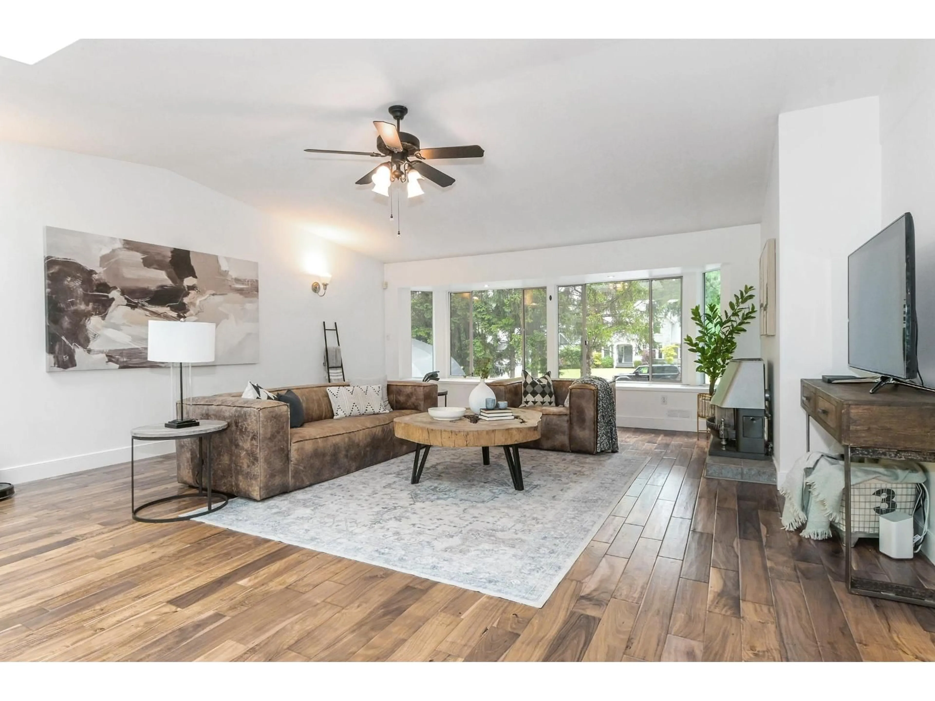 Living room with furniture, wood/laminate floor for 148 CLOVERMEADOW CRESCENT, Langley British Columbia V2Z2R1