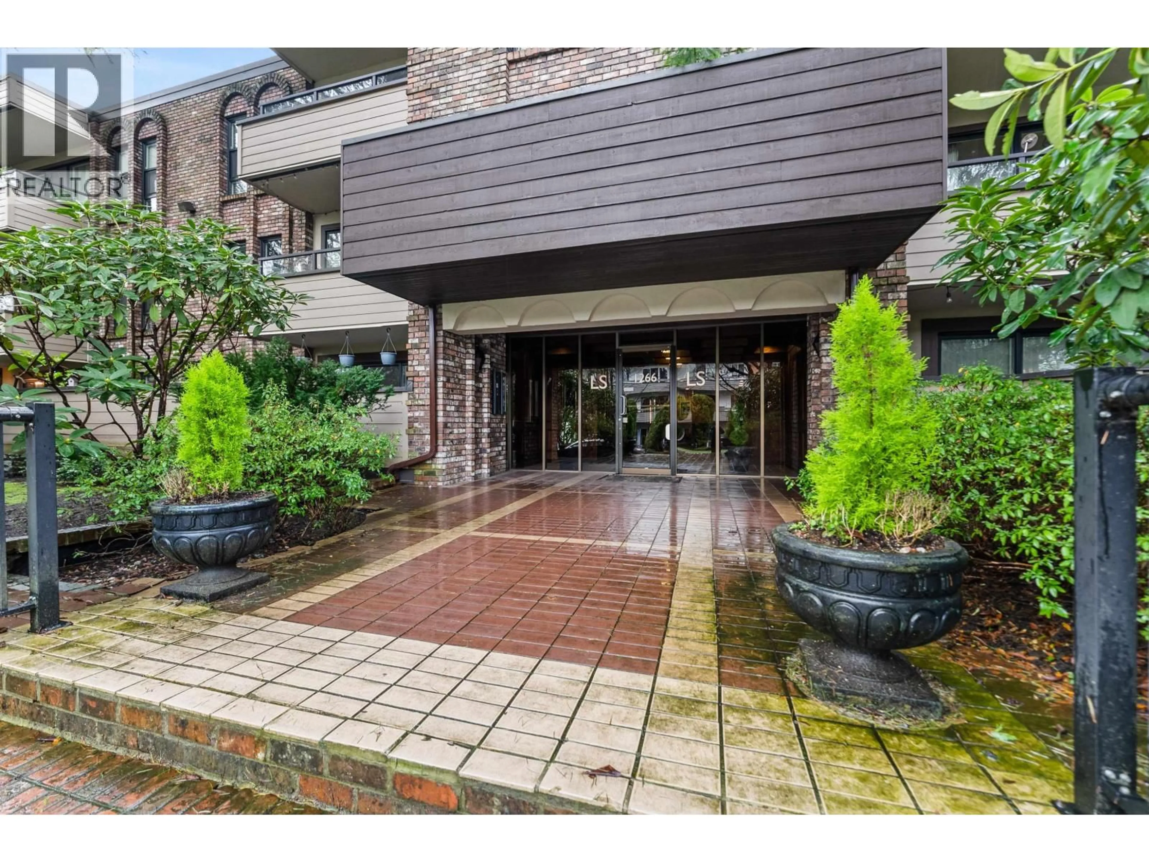 Indoor foyer for 305 - 1266 13TH AVENUE, Vancouver British Columbia V6H1N6