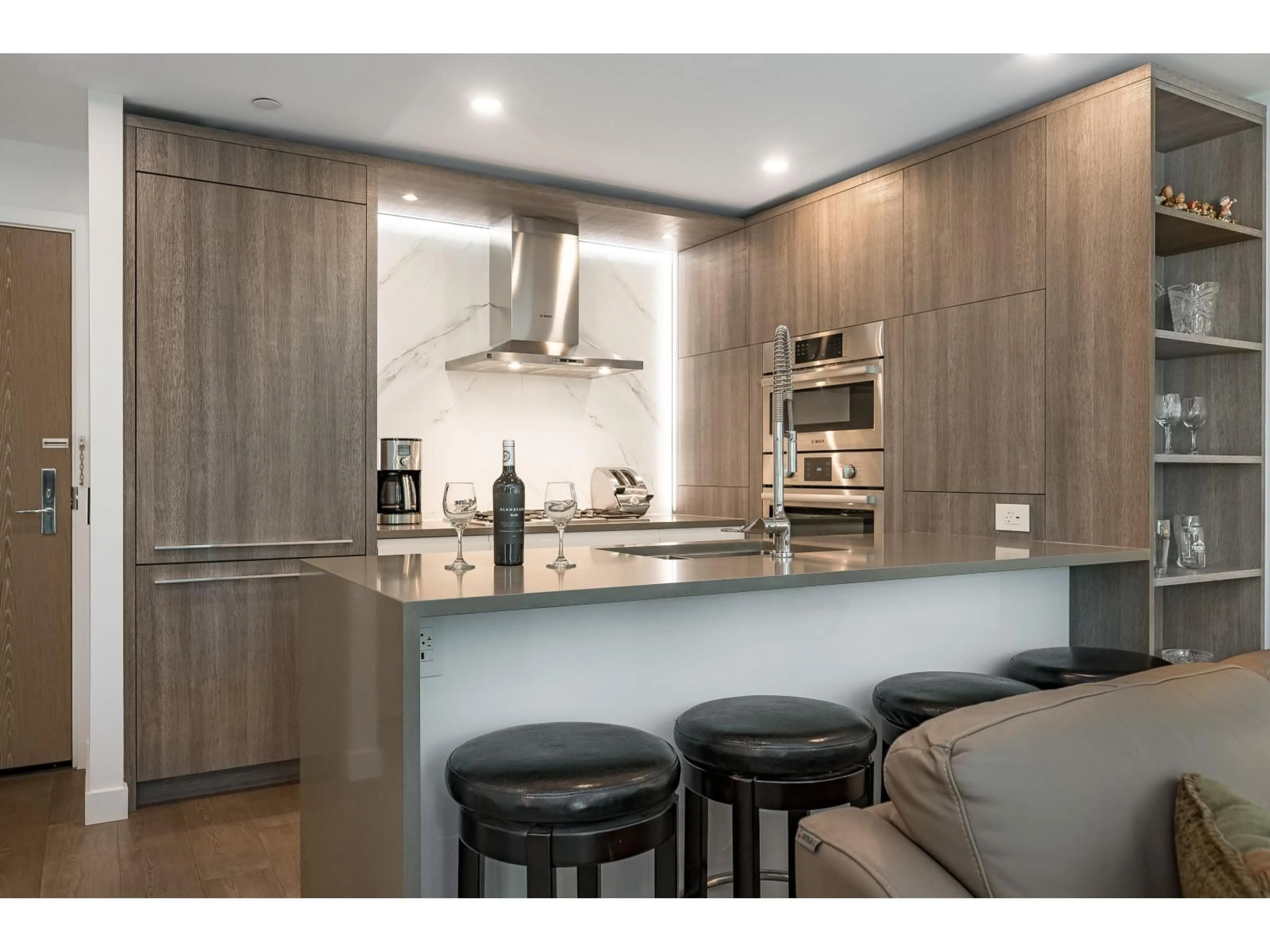 Contemporary kitchen, unknown for 315 - 15165 THRIFT AVENUE, White Rock British Columbia V4B0C1