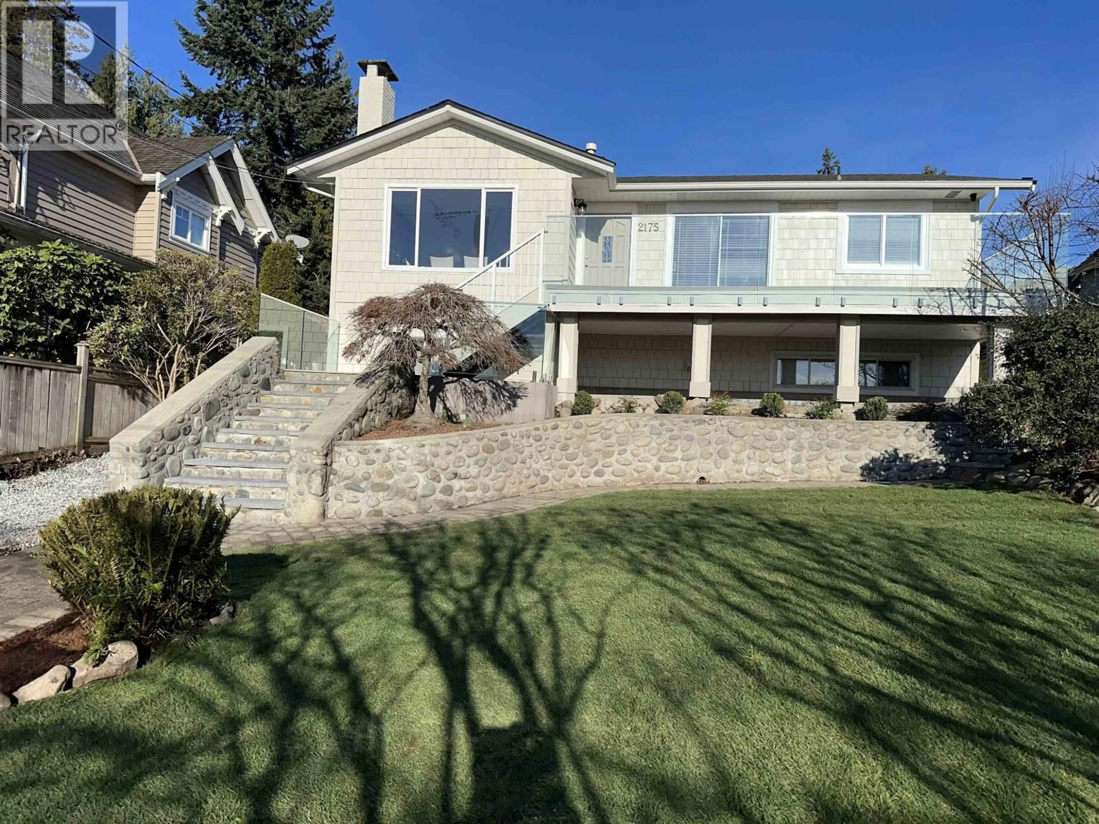A pic from outside/outdoor area/front of a property/back of a property/a pic from drone, unknown for 2175 LAWSON AVENUE, West Vancouver British Columbia V7V2E1