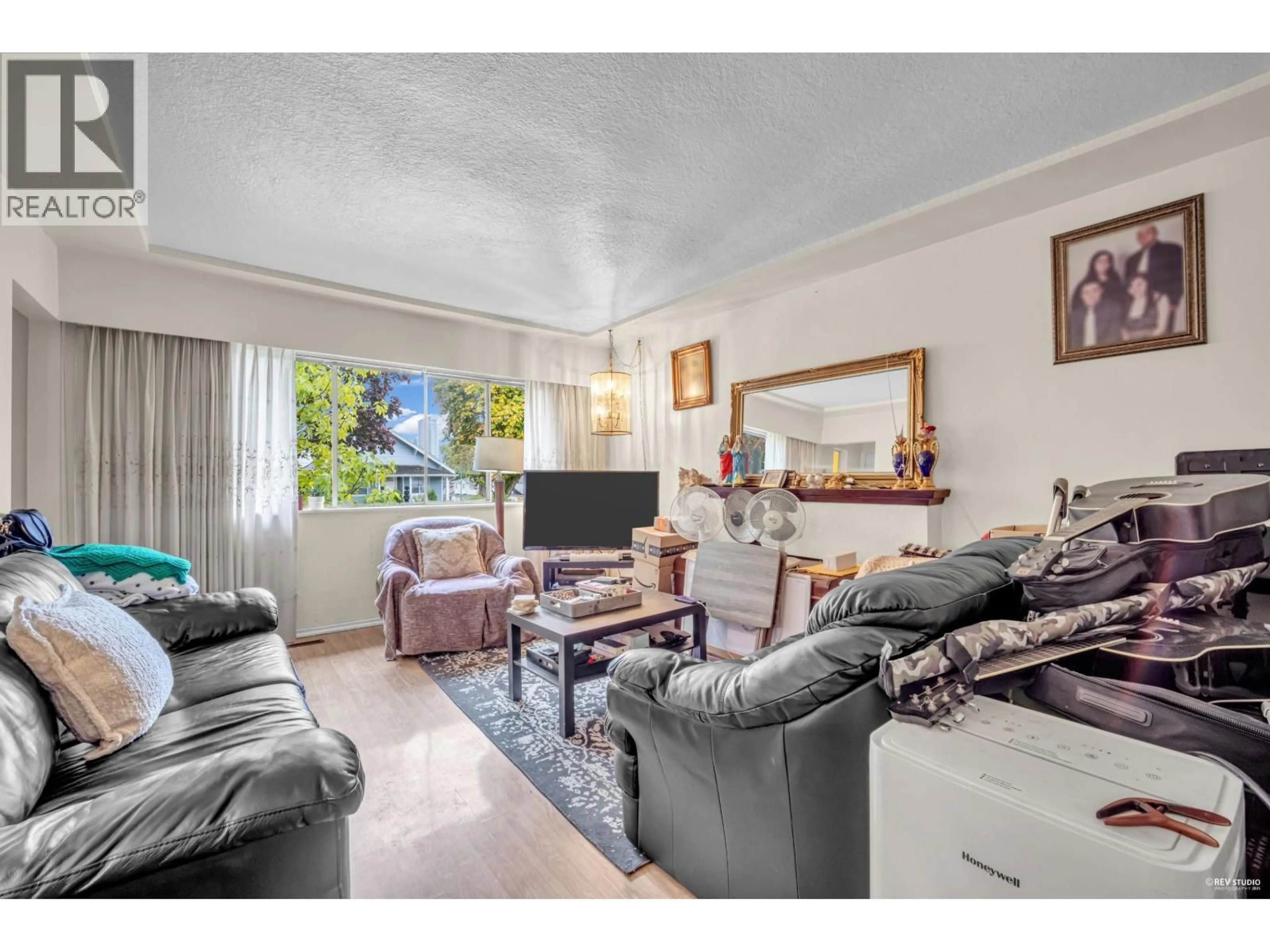 Living room with furniture, unknown for 4307 VENABLES STREET, Burnaby British Columbia V5C3A3