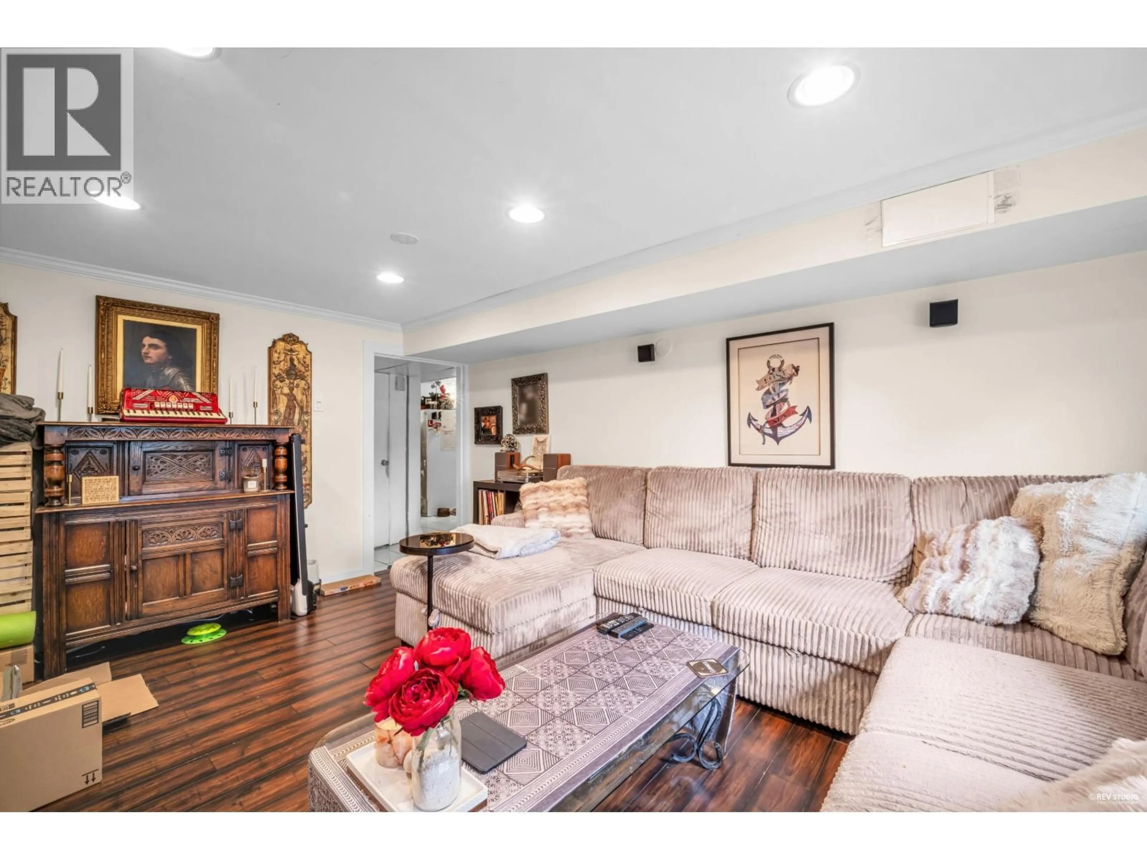Living room with furniture, wood/laminate floor for 4307 VENABLES STREET, Burnaby British Columbia V5C3A3