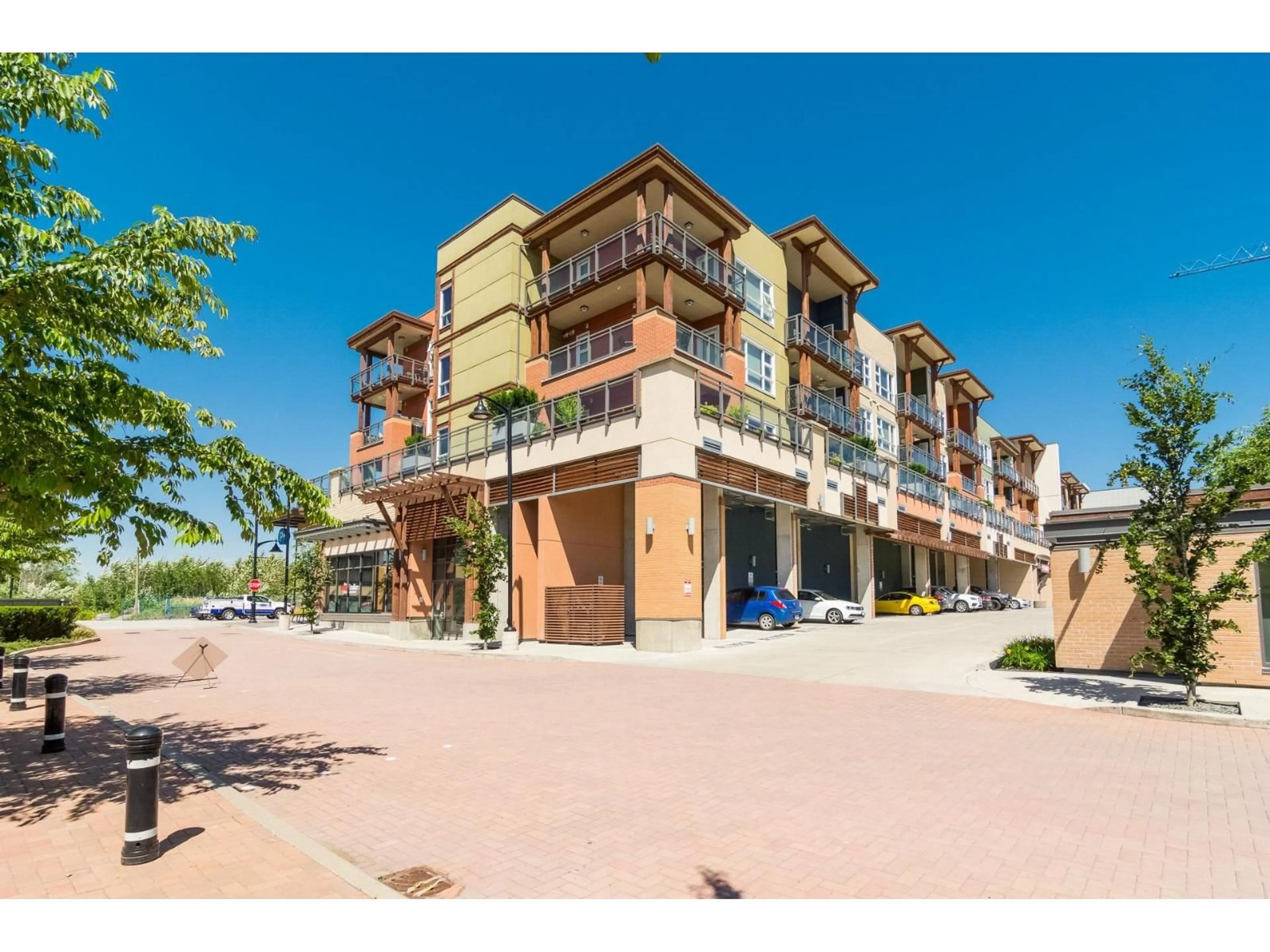 Patio, building for 316 - 20728 WILLOUGHBY TOWN CENTRE DRIVE, Langley British Columbia V2Y0P3