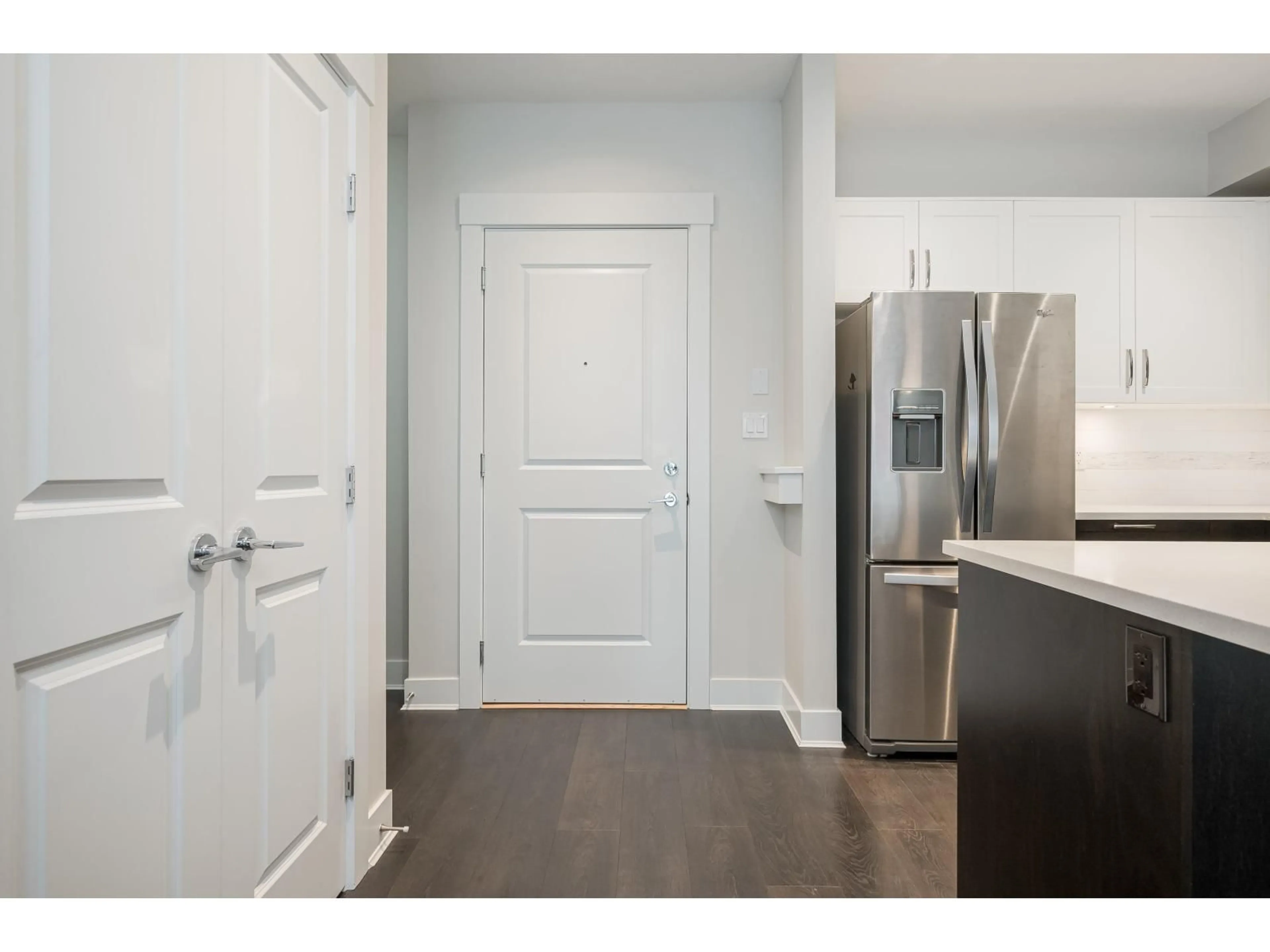 Indoor entryway for 316 - 20728 WILLOUGHBY TOWN CENTRE DRIVE, Langley British Columbia V2Y0P3