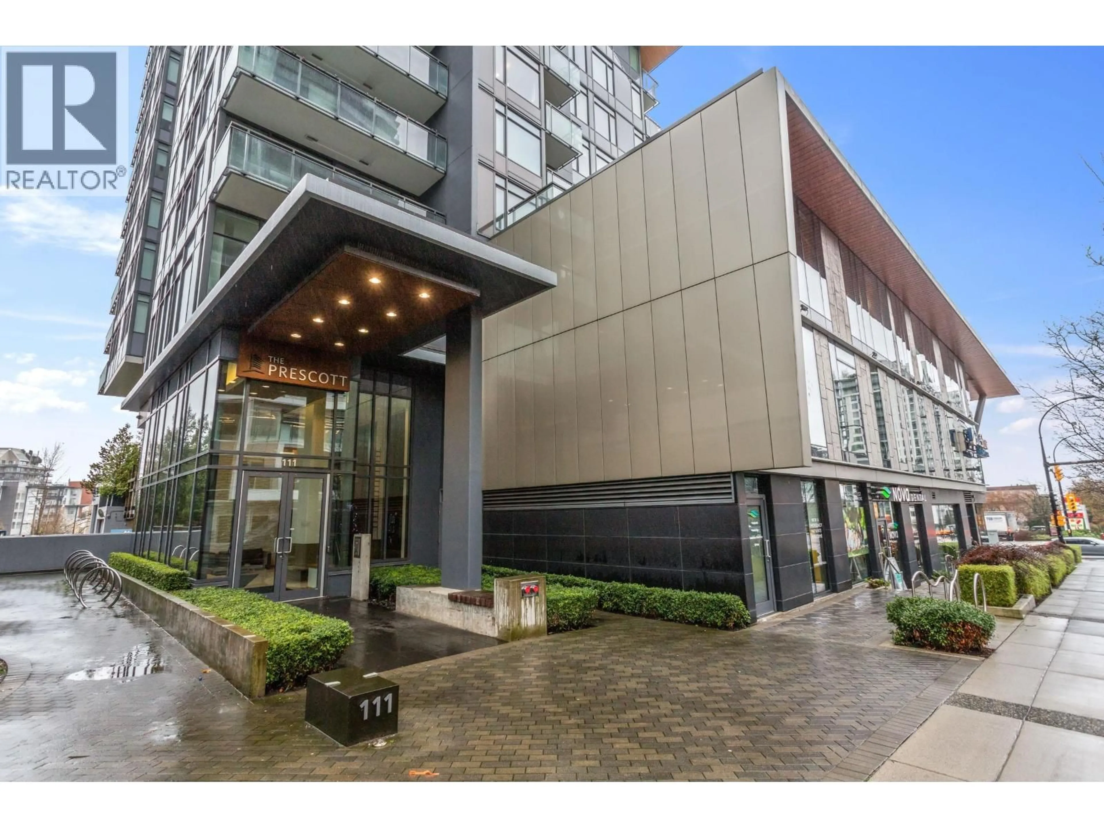 Indoor foyer for 1006 - 111 13TH STREET, North Vancouver British Columbia V7L0C7