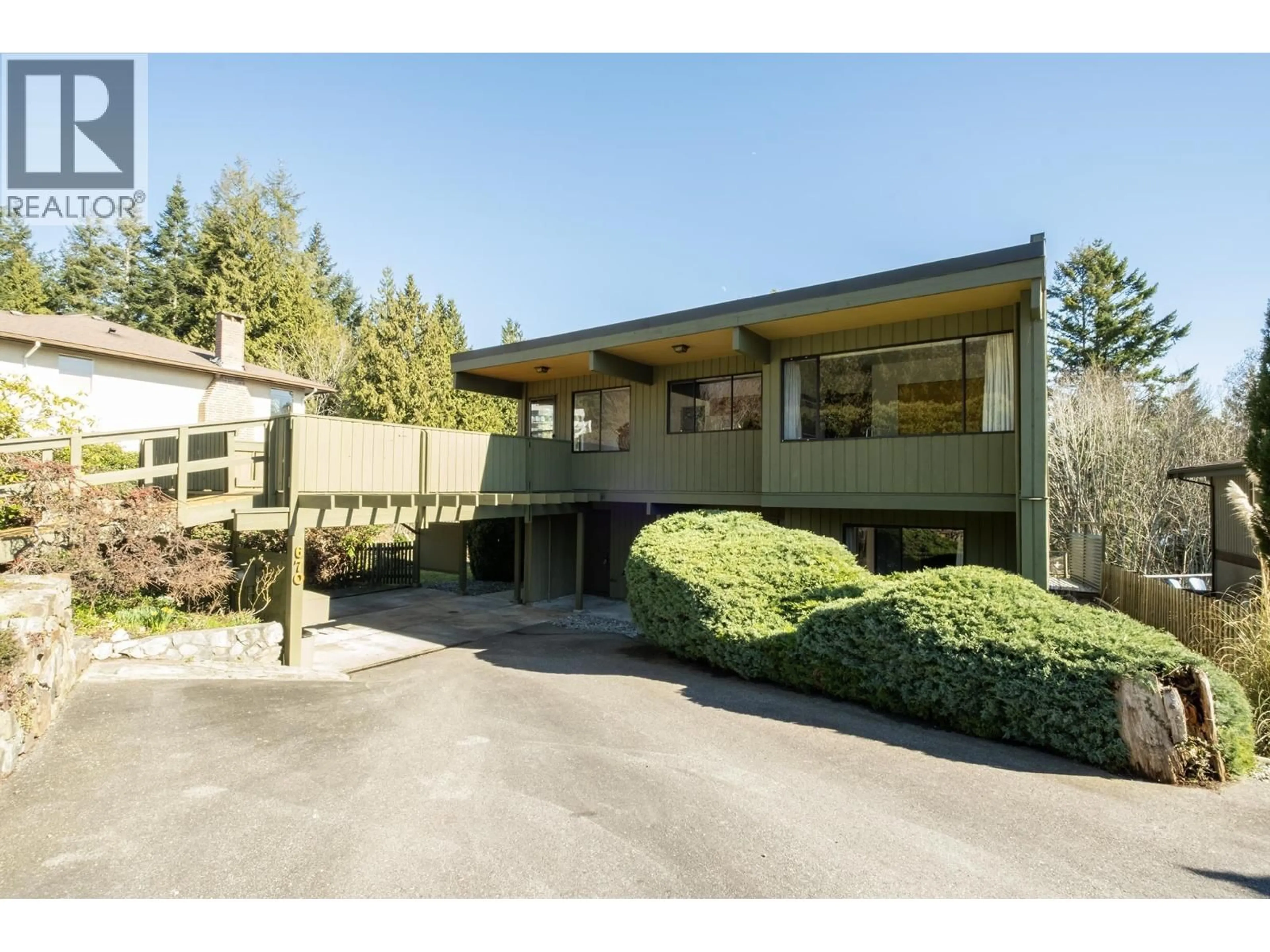 Indoor foyer for 670 FAIRMONT ROAD, Gibsons British Columbia V0N1V9