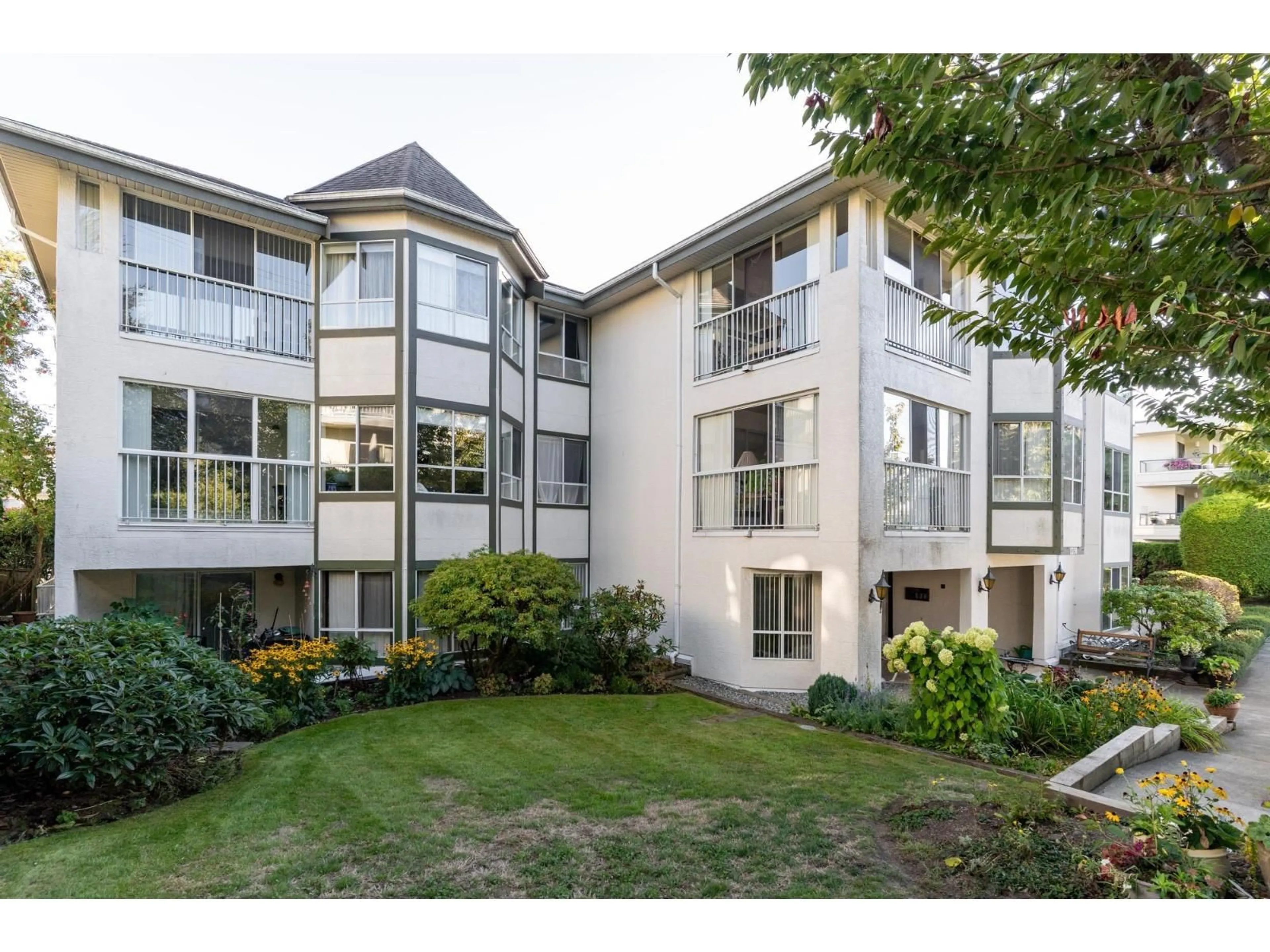 A pic from outside/outdoor area/front of a property/back of a property/a pic from drone, unknown for 204 - 15130 ROPER AVENUE, White Rock British Columbia V4B2E7