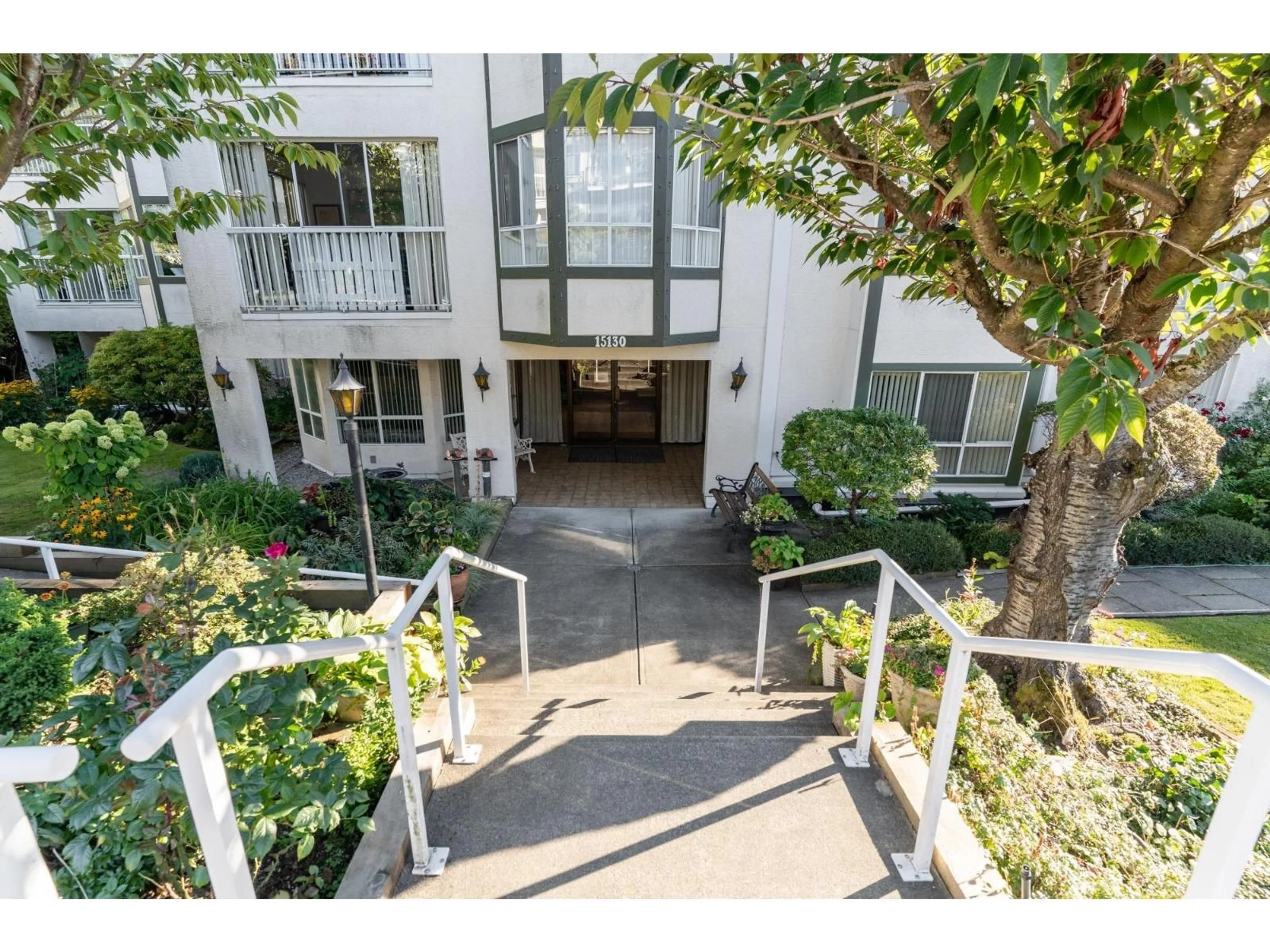 A pic from outside/outdoor area/front of a property/back of a property/a pic from drone, unknown for 204 - 15130 ROPER AVENUE, White Rock British Columbia V4B2E7