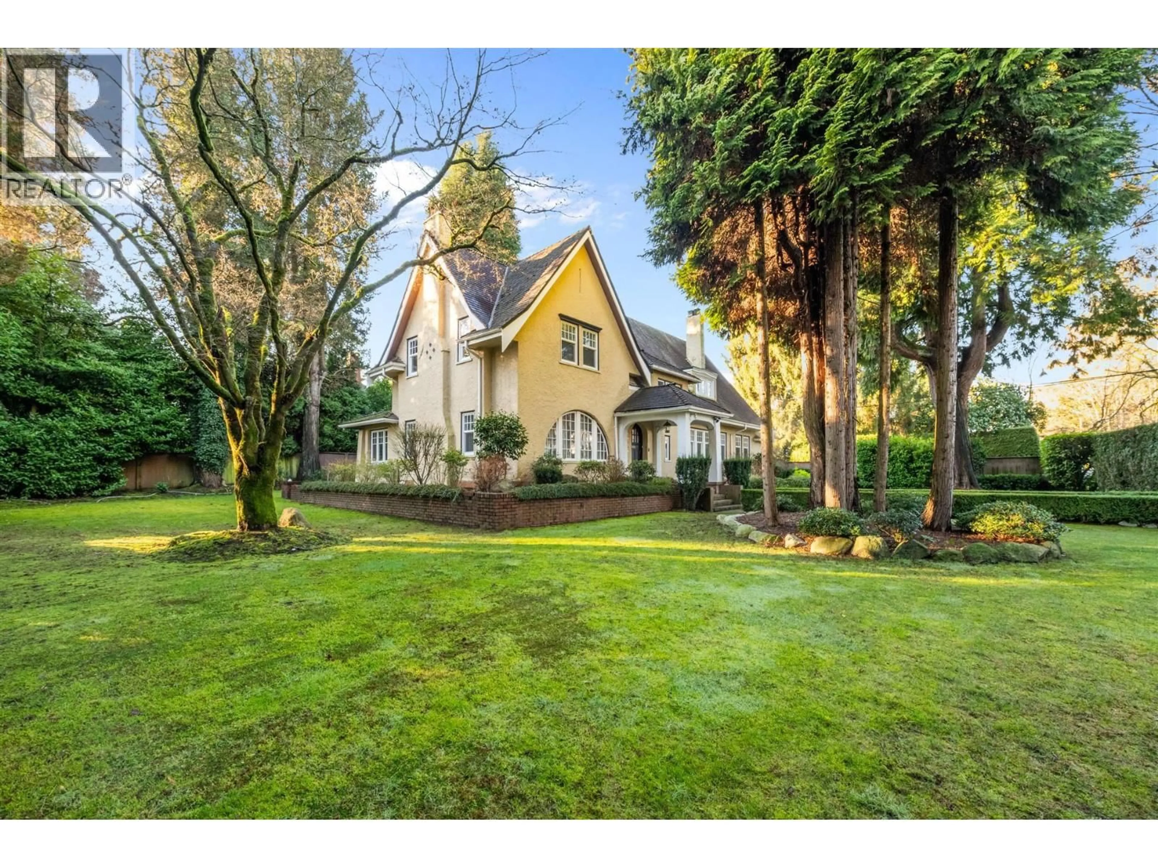 A pic from outside/outdoor area/front of a property/back of a property/a pic from drone, street for 1516 BALFOUR AVENUE, Vancouver British Columbia V6J2T9
