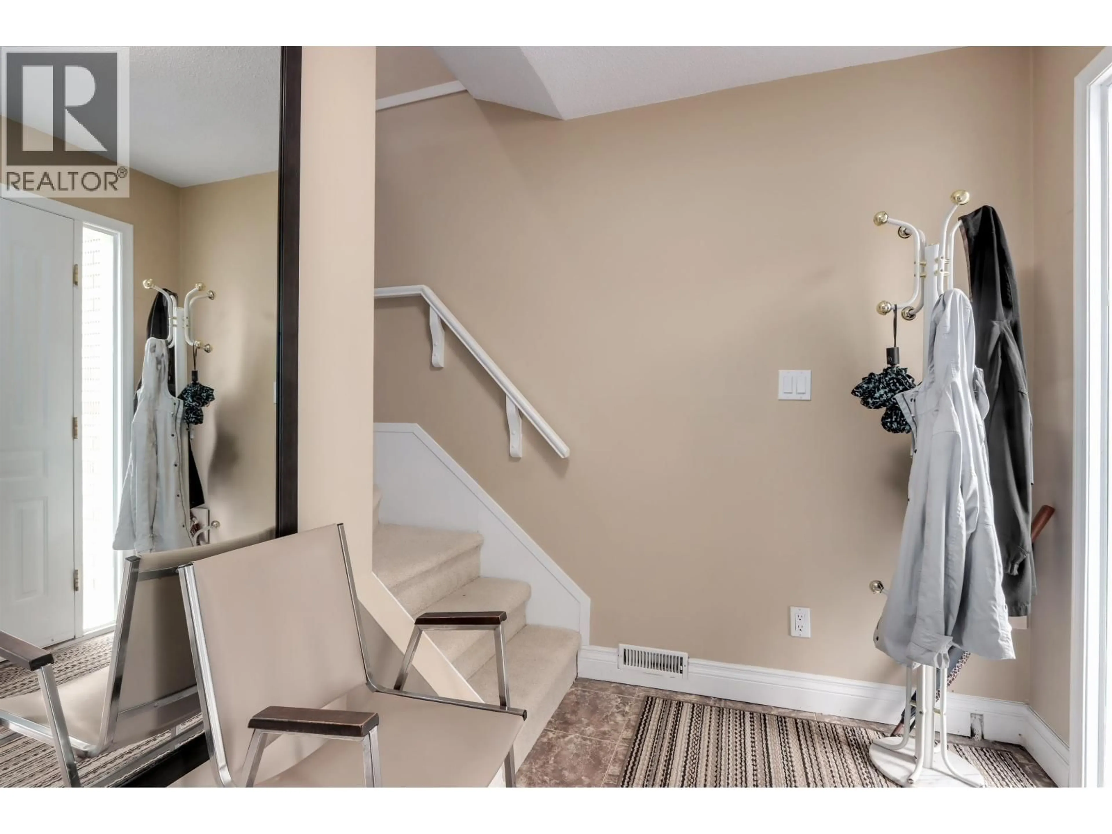 Indoor entryway for 6525 DENBIGH AVENUE, Burnaby British Columbia V5H3R7