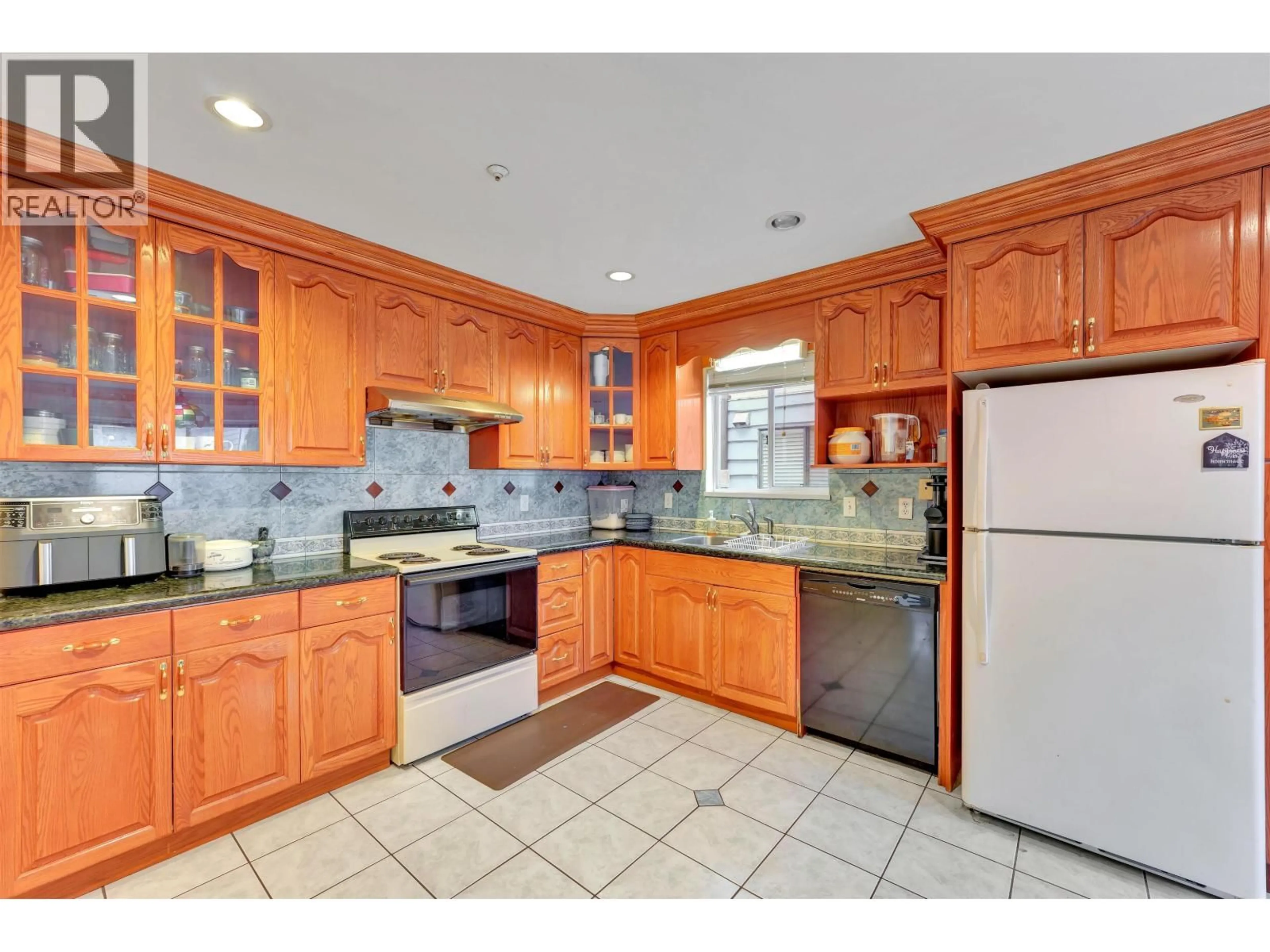 Standard kitchen, ceramic/tile floor for 3153 PARKER STREET, Vancouver British Columbia V5K2V4