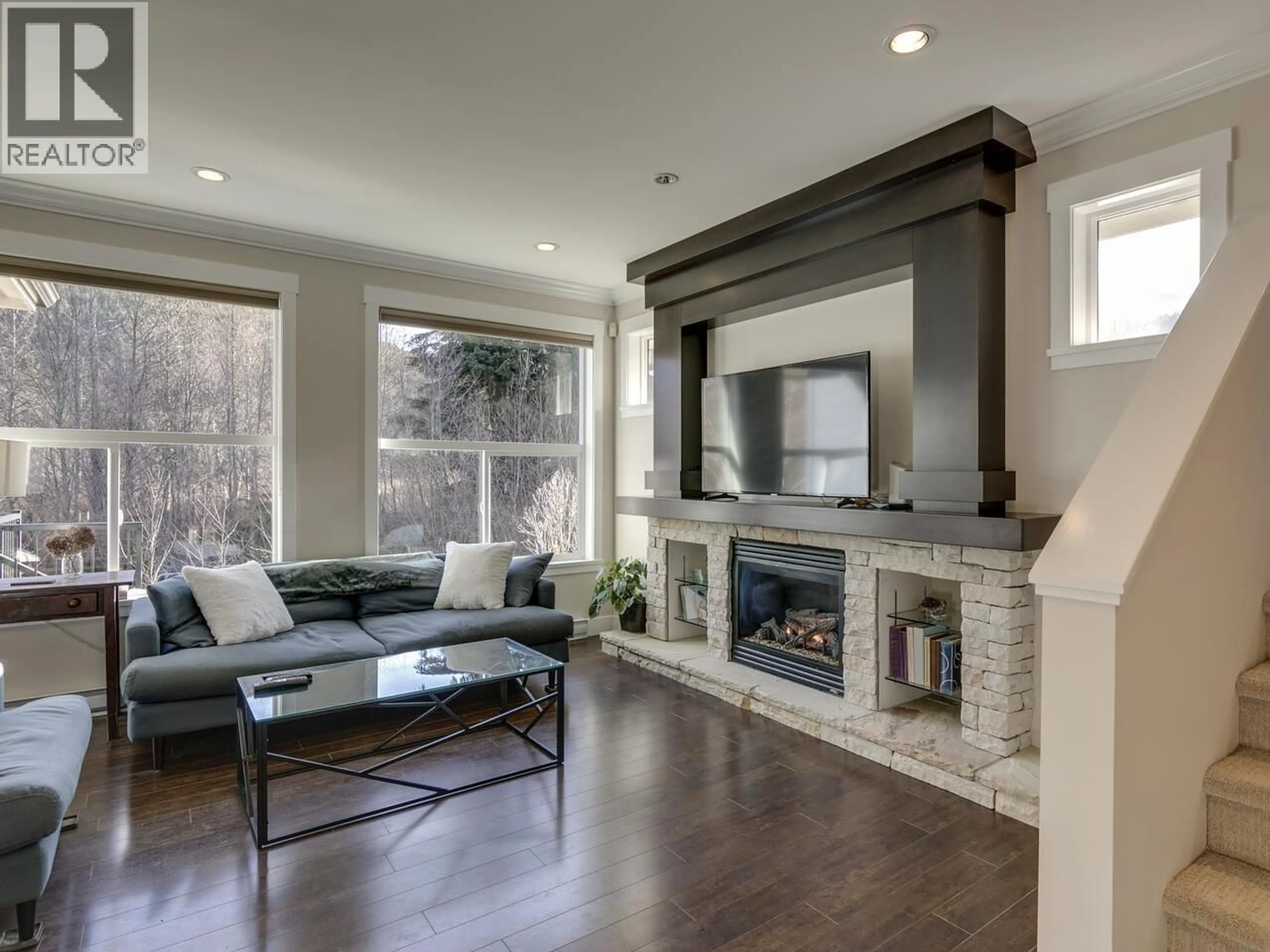 Living room with furniture, unknown for 39070 KINGFISHER ROAD, Squamish British Columbia V8B0S9