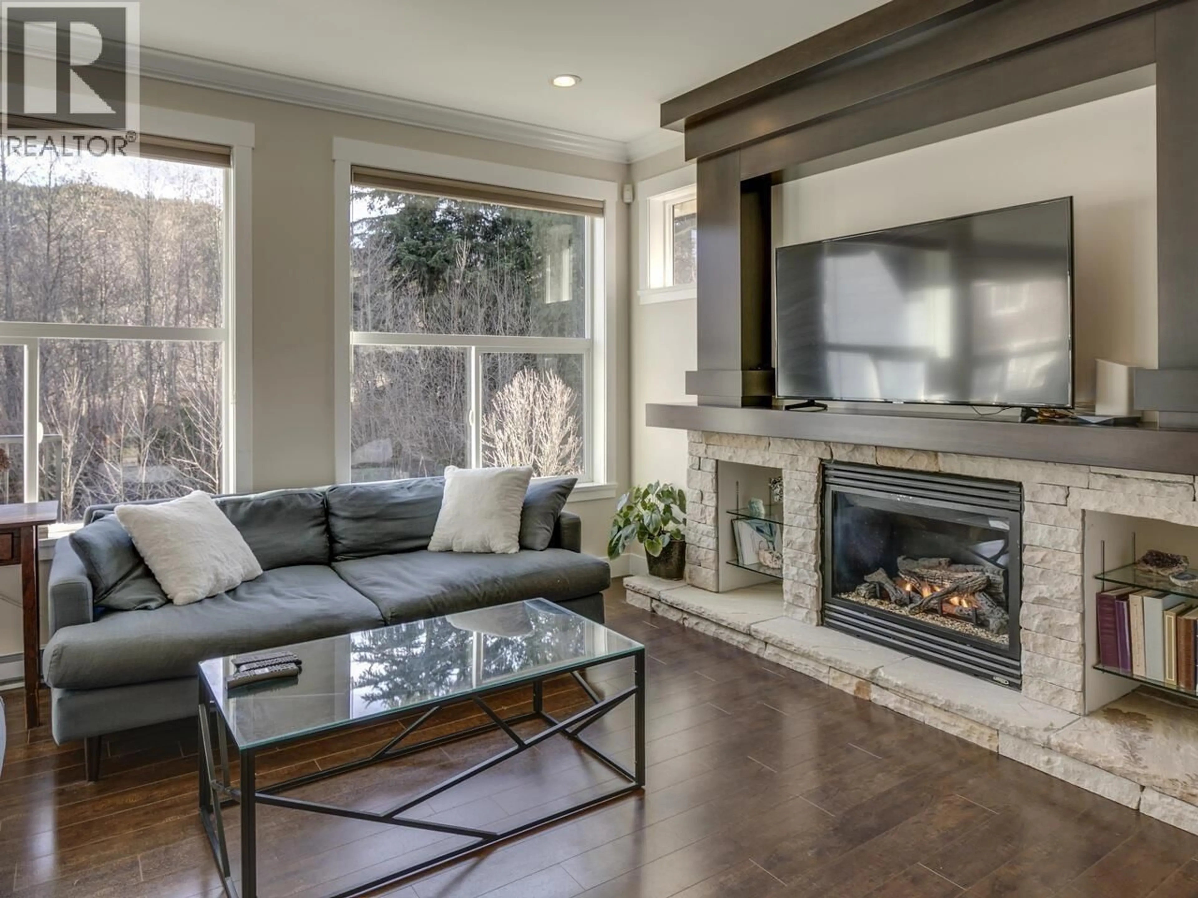 Living room with furniture, wood/laminate floor for 39070 KINGFISHER ROAD, Squamish British Columbia V8B0S9