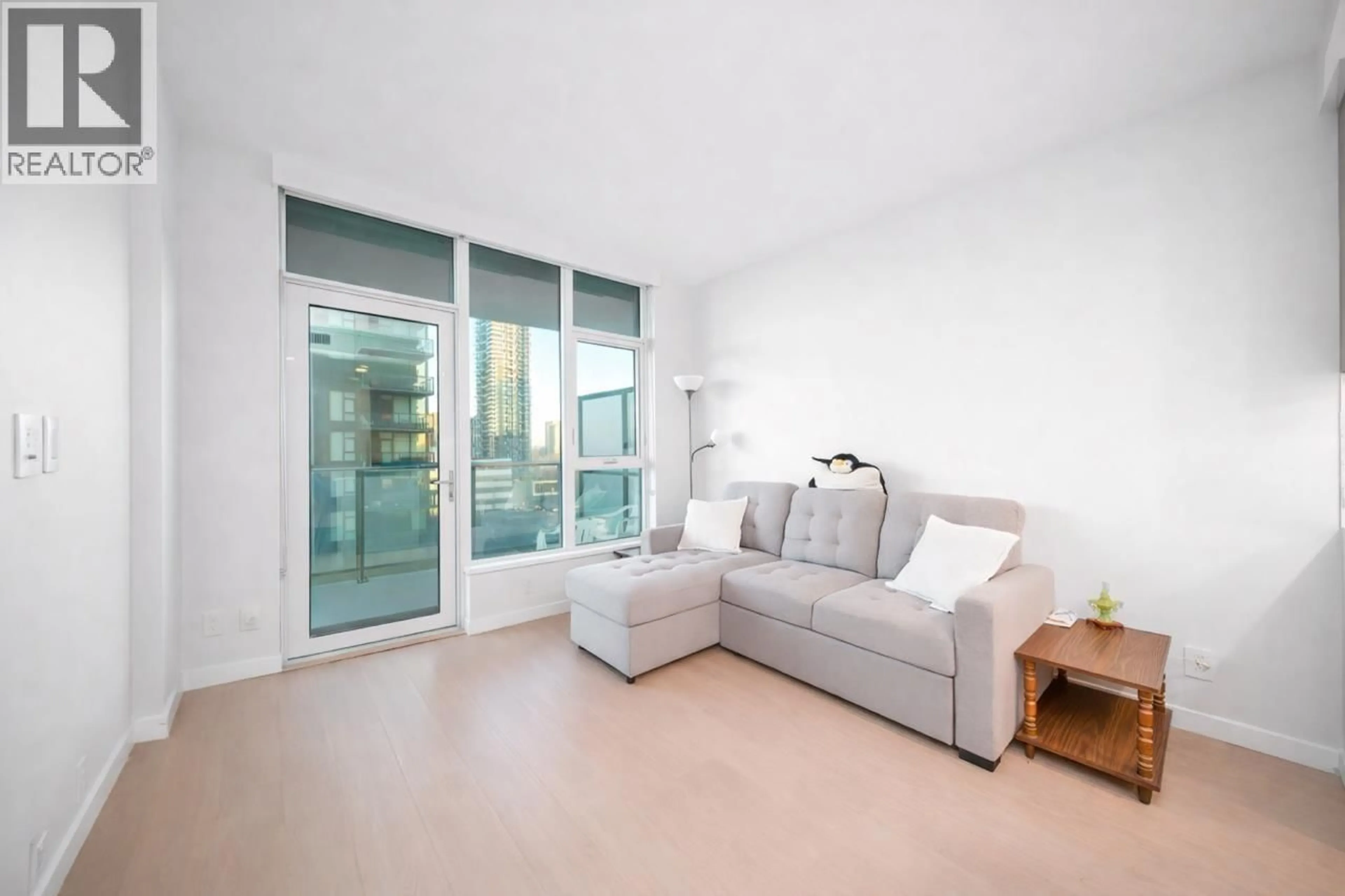 Living room with furniture, unknown for 909 - 2108 GILMORE AVENUE, Burnaby British Columbia V5C0N8